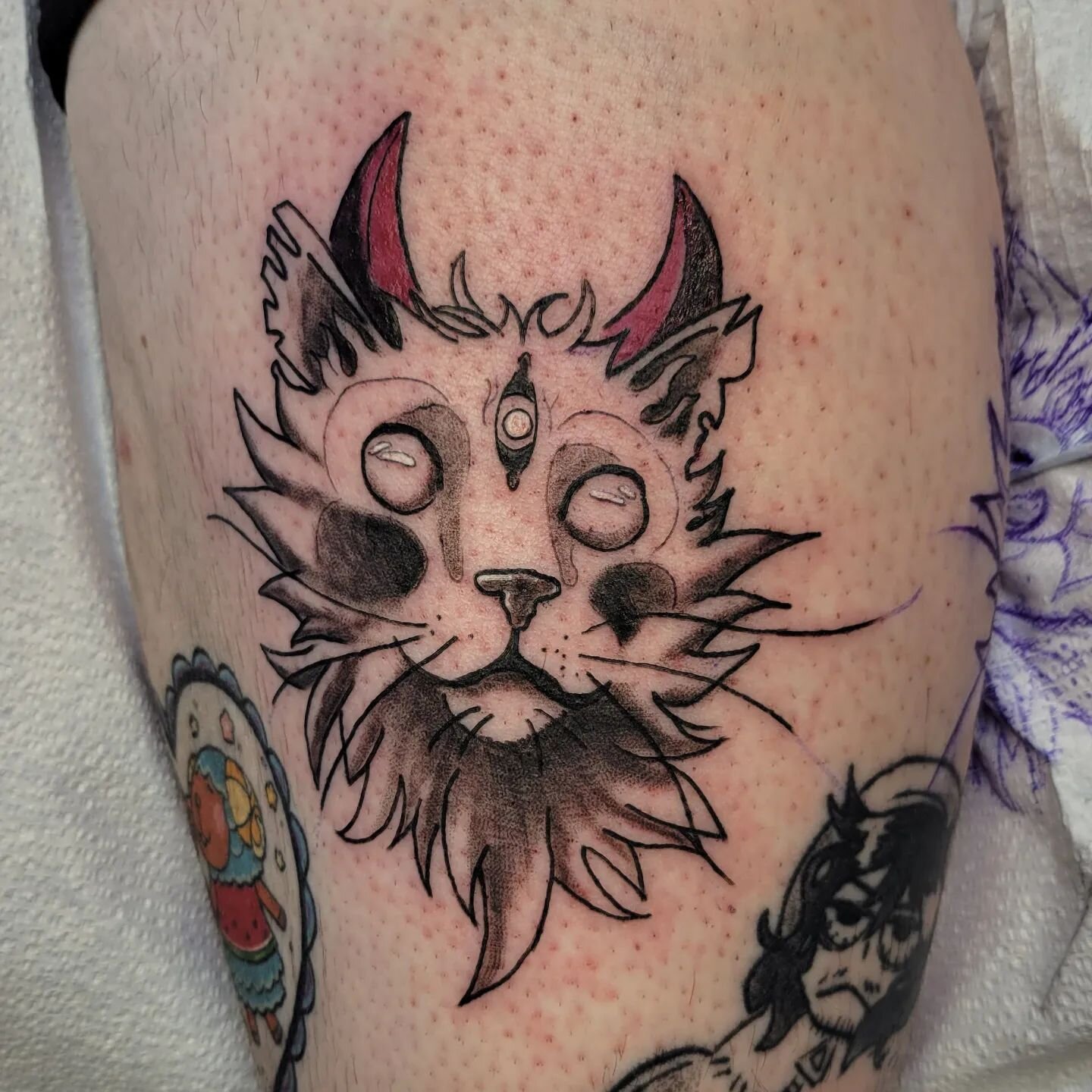 👿 Demon Kitty 👿
Thank you @skeletonhatss for grabbing my Demon Kitty flash. 

There's more posted and I've been making some Halloween Flash sheets I'll post about super soon! 

We heading into the 🎃💀🎃 season my spooky sinners. 
.
.
.
.
.
#pdxtat