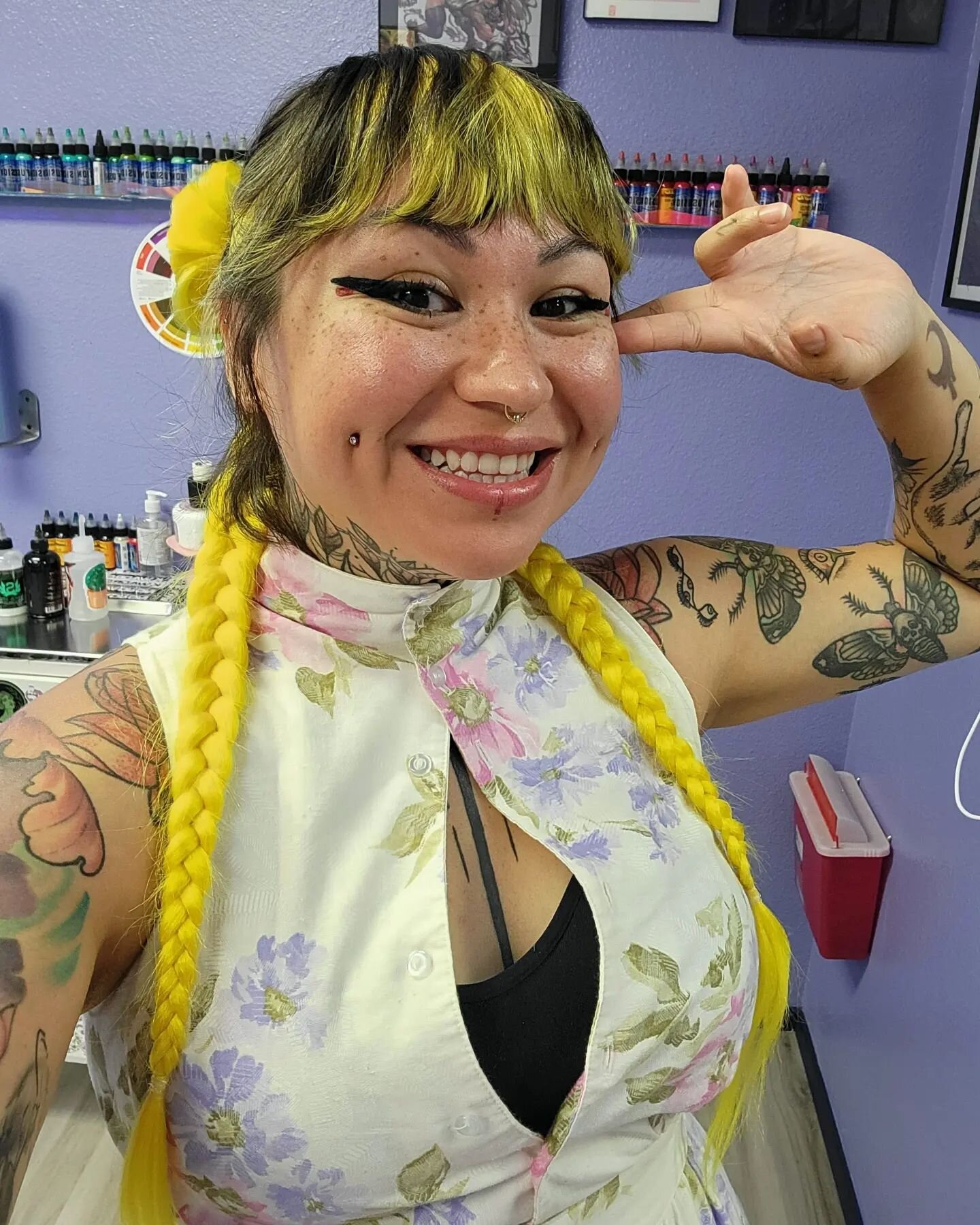 Haven't done a 🥰 Self Sunday 🥰 in a minute, so here we go....Embracing yellow and braid ins as the weather's been hot. 
Showing off some of the hella awesome earrings I got from the Ascending Lotus Craft Faire. And got to finally see Dinolandia bef