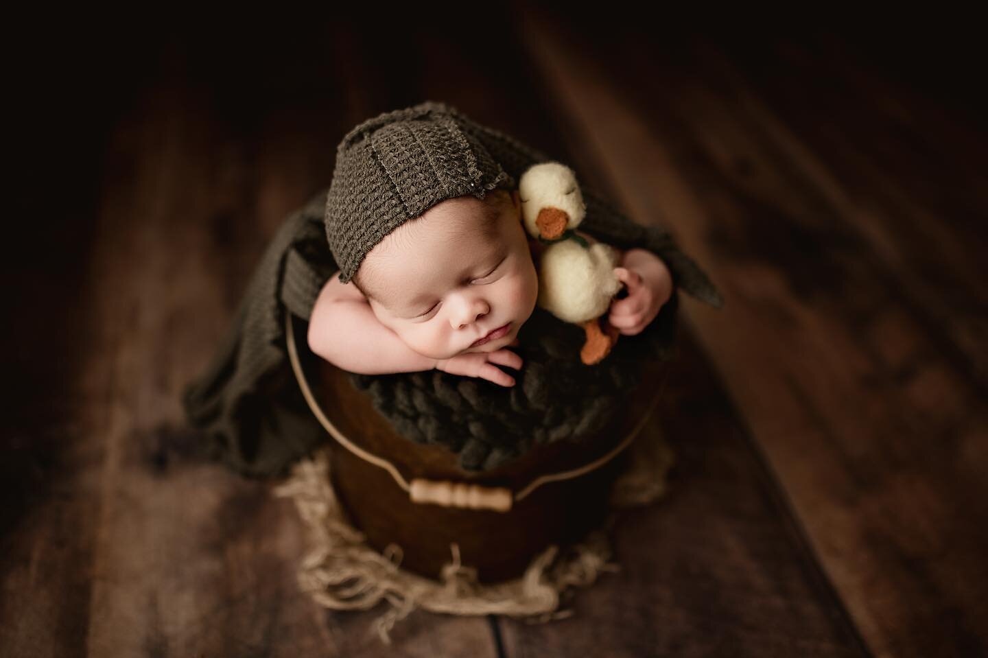 🐥🐥🐥

How cute is this little guy?! The way we got him holding the little duck melts my heart. Grandma was so excited for this shot and he did so well..slept right through it! Babies in buckets are our specialty 😁 love these setups! We have so man