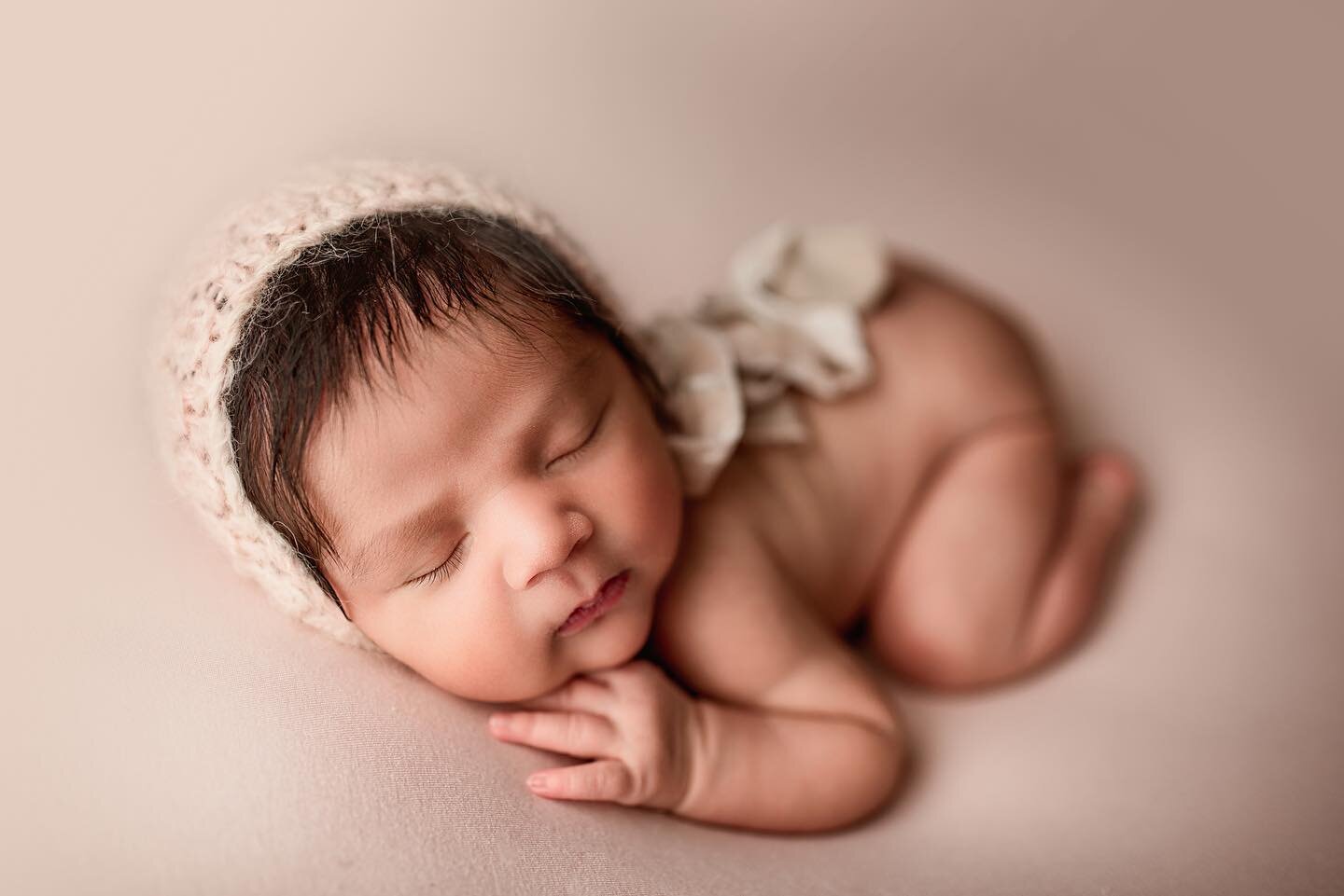 Pretty in blush 🌷
www.vgphotography.org 

#newborns #newbornphotohrapher #newbornsession #newbornphotographers #quadcitiesphotographer #quadcities #quadcityphotographers #davenportiowa #iowaphotographer #illinoisphotographer #photoshoot #photography