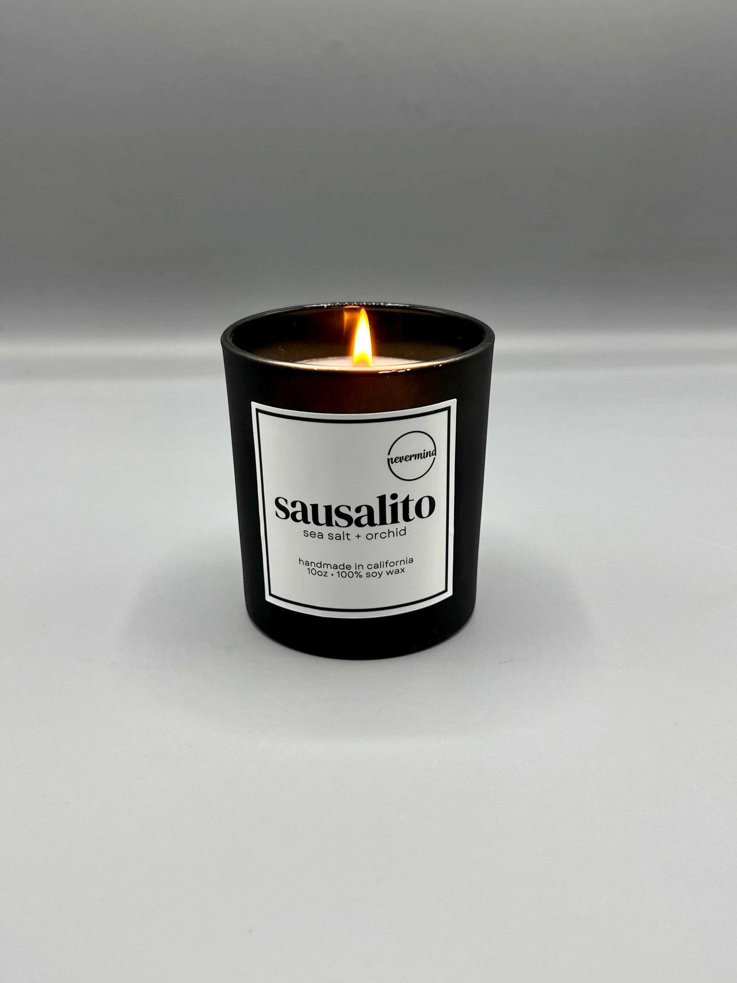 Immerse yourself in the sophisticated aroma of our Sausalito Luxury Candle, featuring a harmonious blend of soft florals and marine highlights.