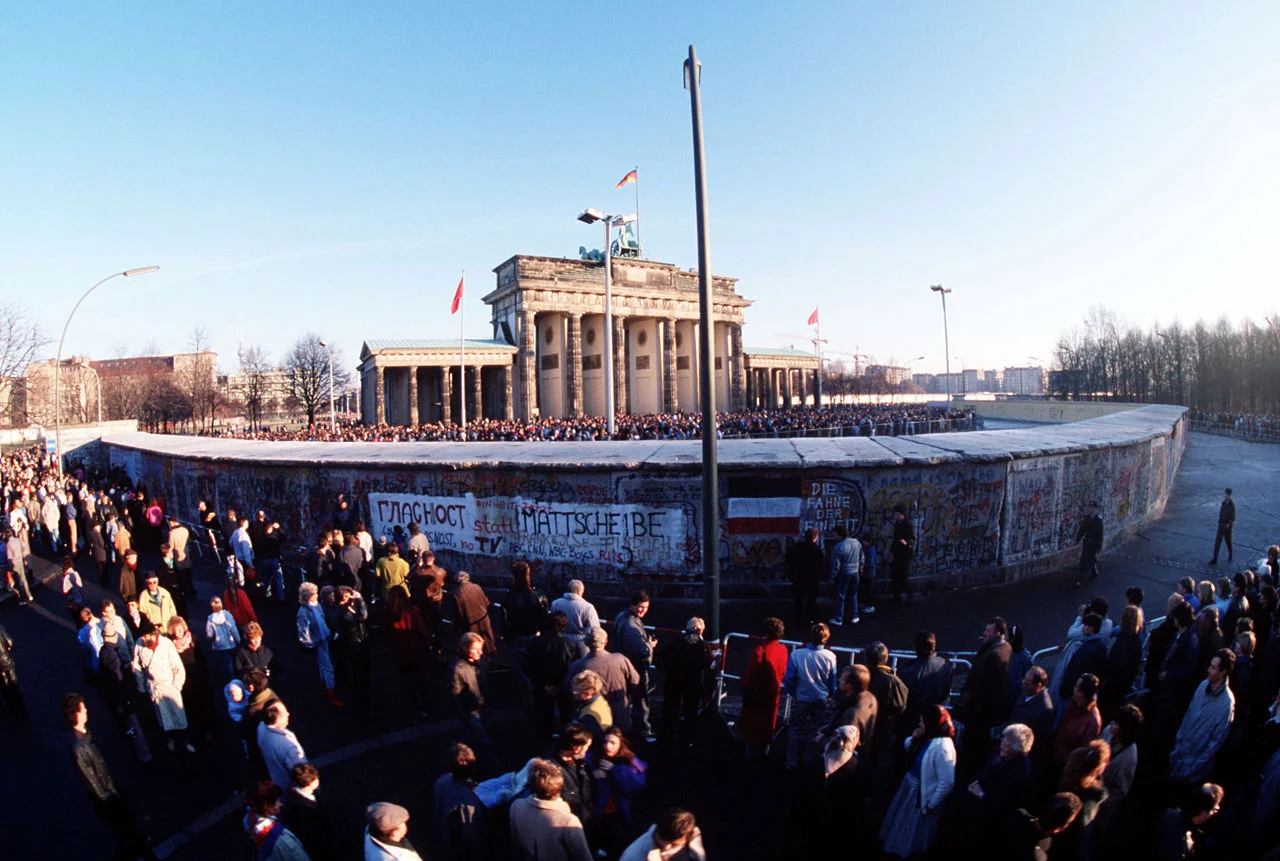 1280px-BrandenburgerTorDezember1989.jpg