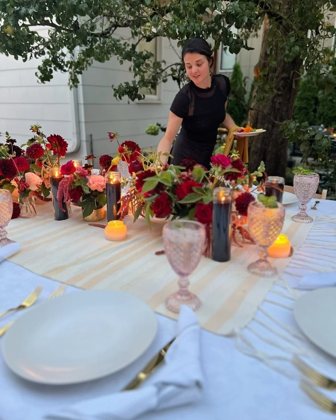 Our lovely Lauren serving a rainbow of crisp seasonal veggies for the first course of a super sweet recent garden party. 

Fresh flavors AND beautiful colors. 💛🧡❤️

#seasonalveggies #gardenpartycatering