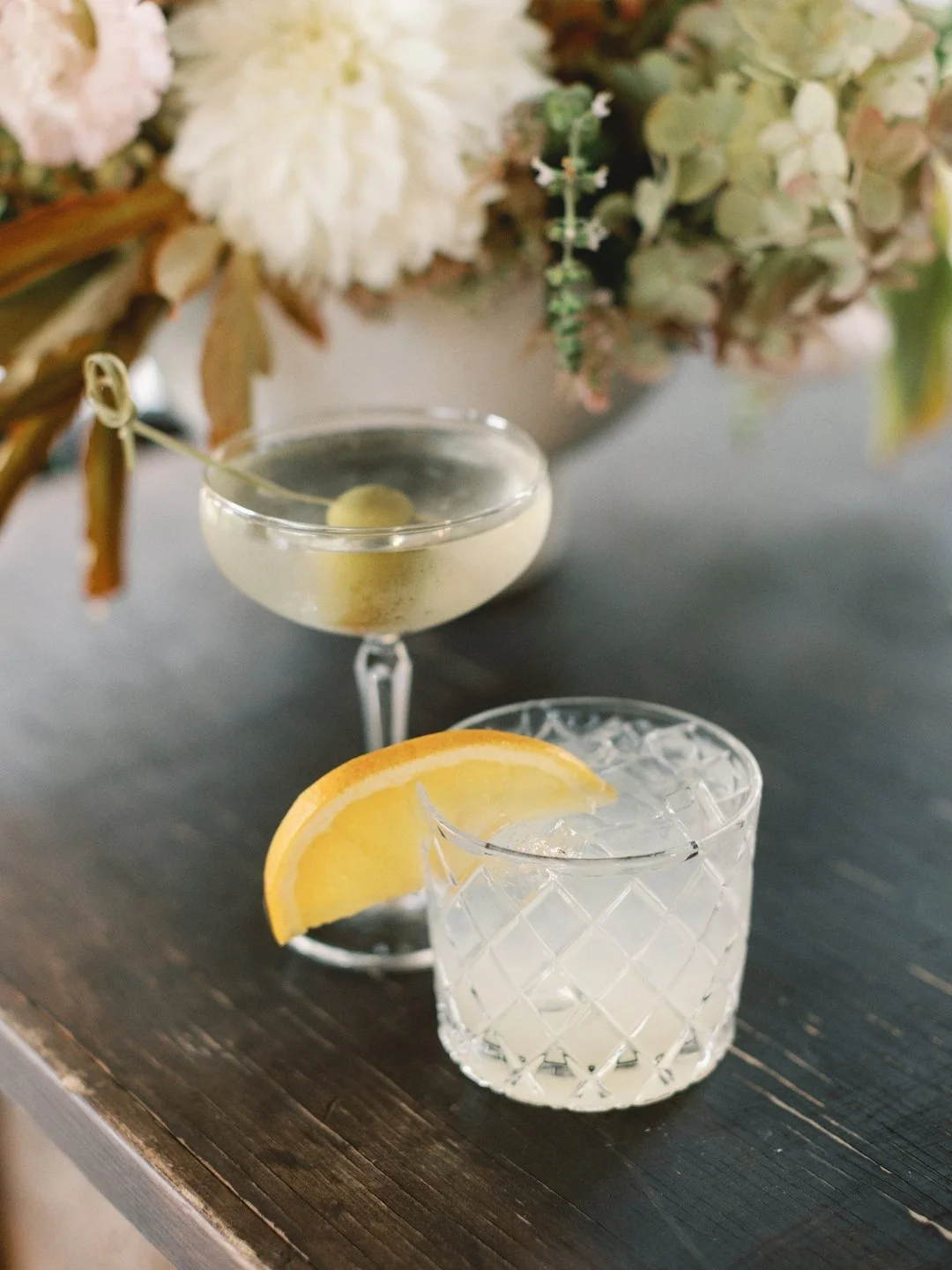 Two perfect sips for any occasion. 

One, Chenin Blanc. And the other spirit-free with ginger beer and sparkling lemonade. 🍋 Both refreshing and delicious. 

Cheers to the weekend! Thanks to @sweetlifephoto.jake for capturing this lovely shot at Tin