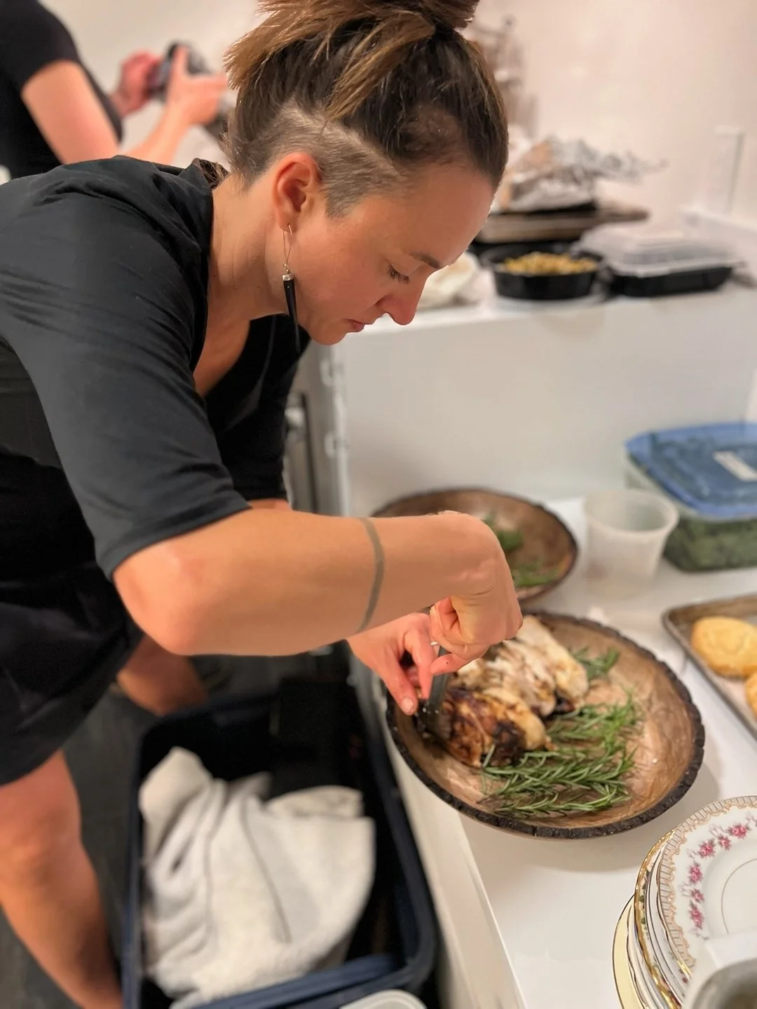 Our superstar Aurelia, serving up a perfectly juicy chicken, plated family-style for everyone to enjoy. Check out our plated menu option (and other catering styles) via the link in our IG bio!

Nothing brings people together like good food and great 