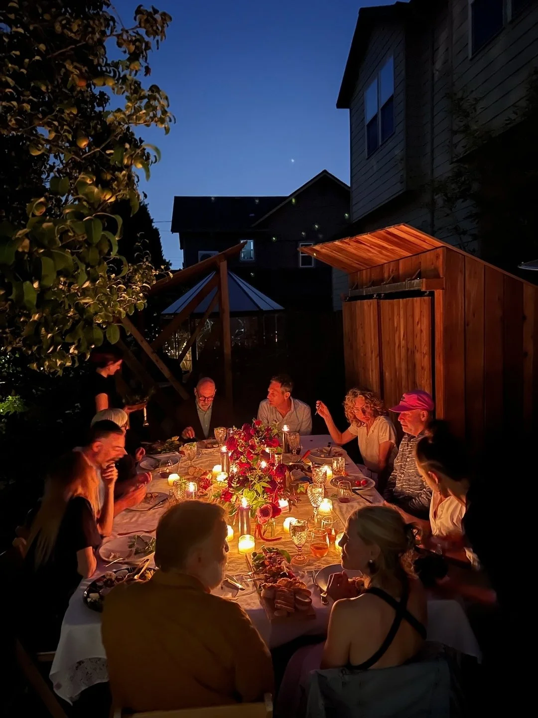 There&rsquo;s something so special about coming together around the table, sharing good food with even better company. 🧡

This garden party was filled with warmth (thank you, candlelight 😉) and laughter. Such a lovely evening!!

#candlelitdinner #g