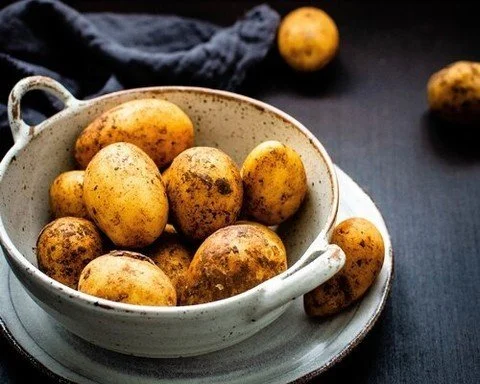 Did you know we offer 5 different kinds of prepared potatoes here at Art de Cuisine? 

Whether you're into classic flavors or something with a twist, we've got you covered:

🥔 Heirloom Potatoes with Olive Oil, Herbs &amp; Fresh Parsley *vegan &amp; 