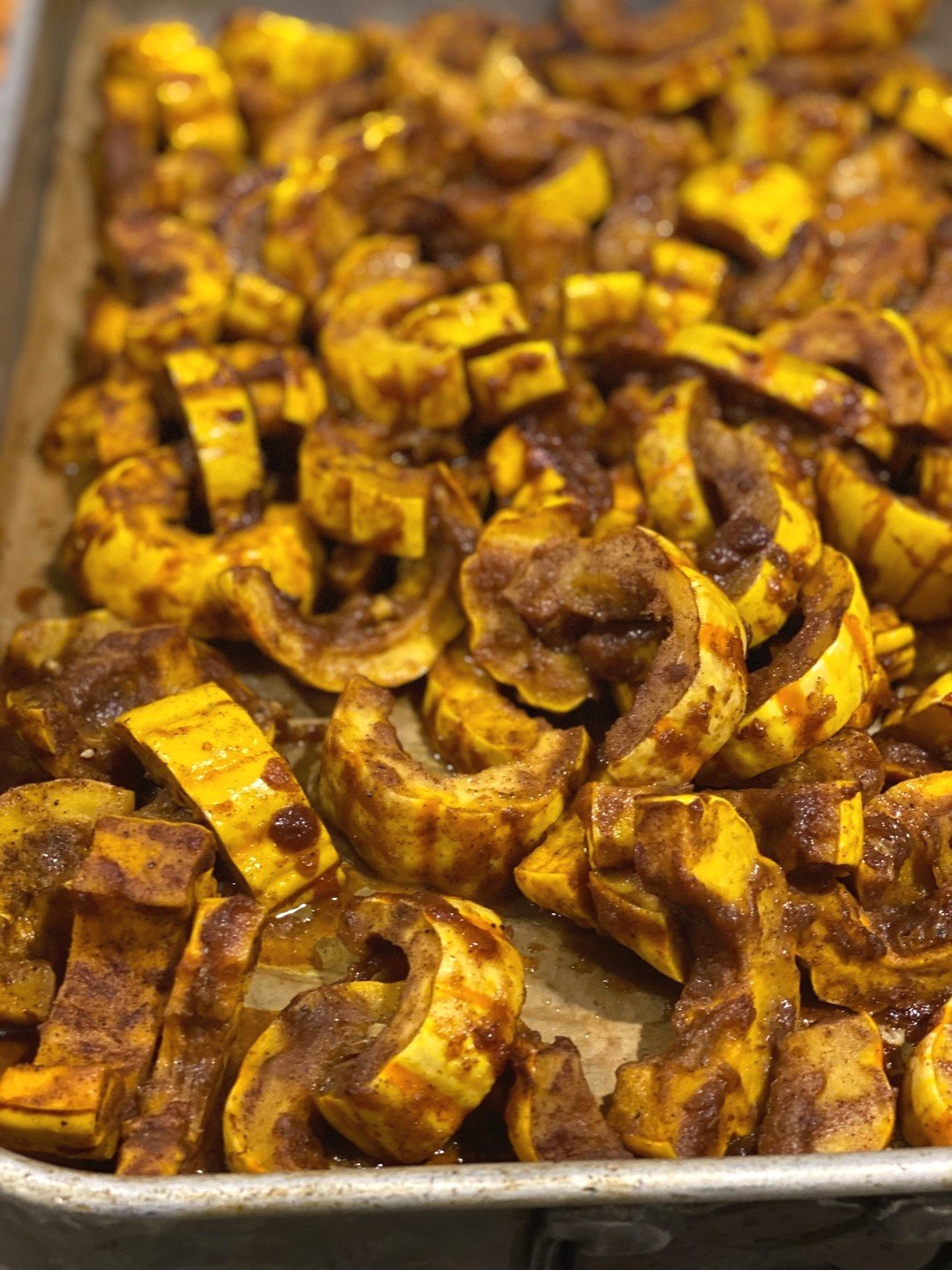 Delicata squash is one of the few winter squashes you don&rsquo;t have to peel. Its thin skin roasts up beautifully.

This one&rsquo;s tossed with maple syrup and warming spices for a cozy, naturally sweet bite. Vegan and gluten-free. 🍁🧡