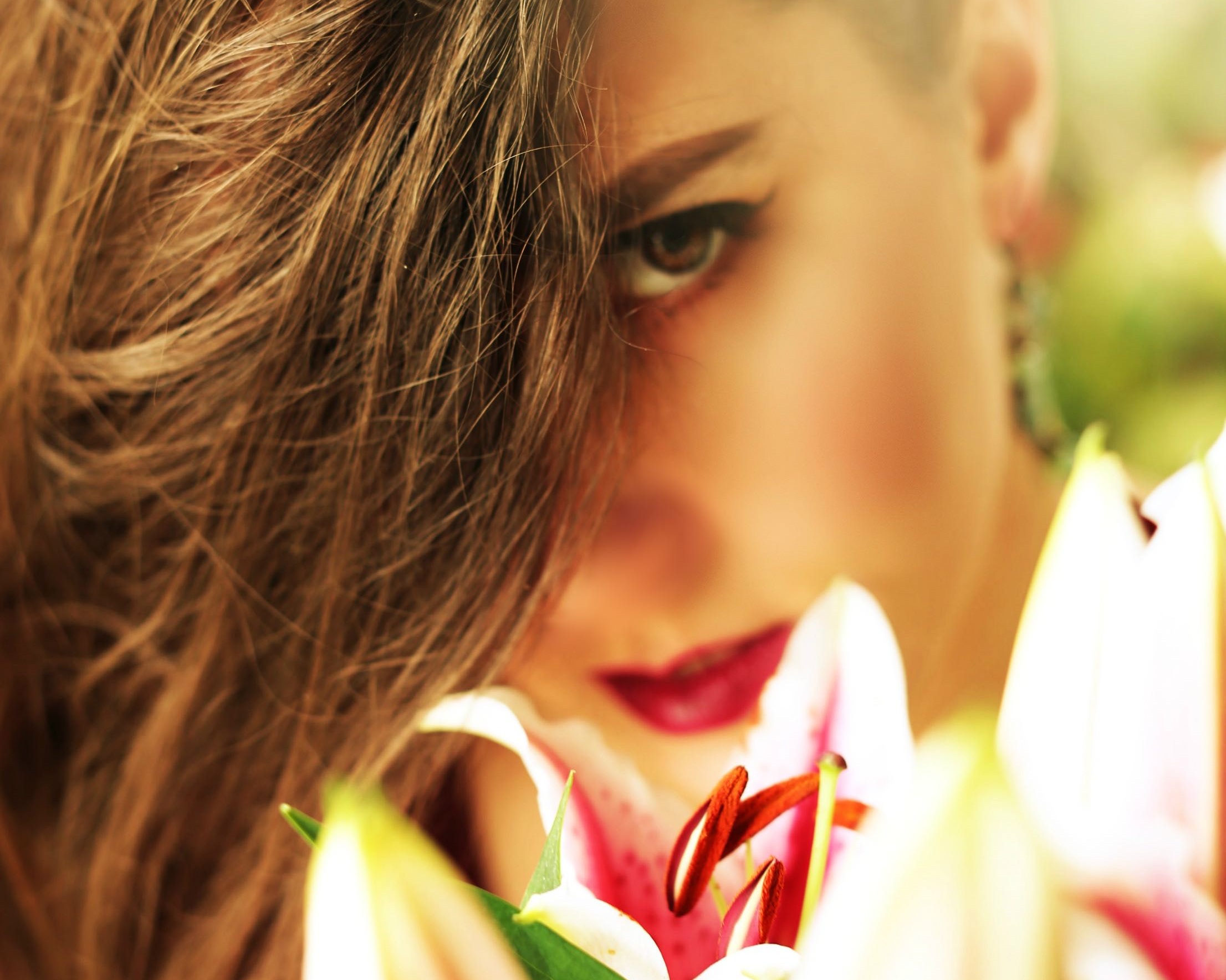 Leah+Lindsay+-+Face+Close-Up+Behind+Flowers.jpg