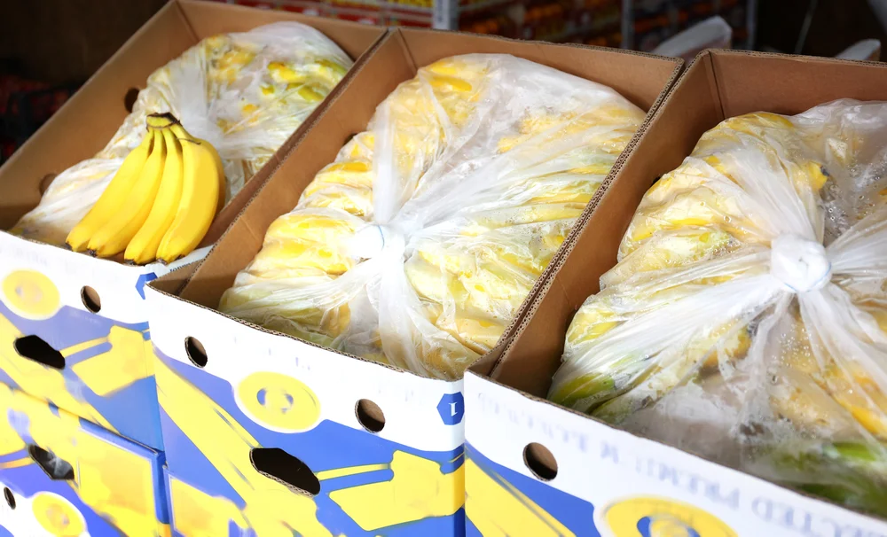 In supermarkten vind je vaak gratis gebruikte bananendozen. Deze dozen zijn handig om je spullen in te laden.