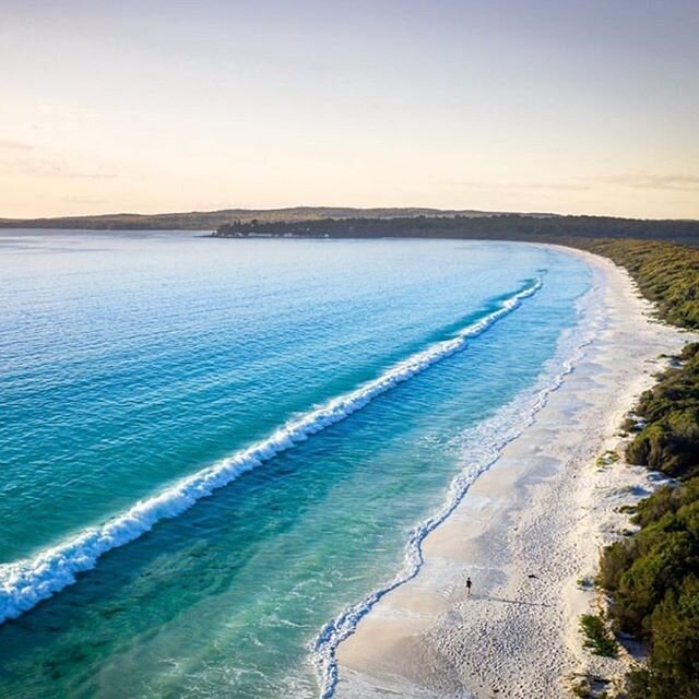 Beach days... now that you can escape the city, where else would you want to be?!! Hyams beach perfect. 
Image @timeflees 
#hyamsbeach #hyamsbeachnsw #hyams #holidayrental #jervisbay #southcoastnsw #holidayhouse #hyamsbeachhouse #hyamsbeachstay #fami