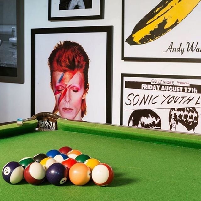 Rainy day or after dark... plenty to do at Palmwood beach house with David Bowie watching over ⚡️ #hyamsbeach #hyamsbeachnsw #hyams #holidayrental #jervisbay #southcoastnsw #designerfurniture #holidayhouse #hyamsbeachhouse #hyamsbeachstay #familyfrie