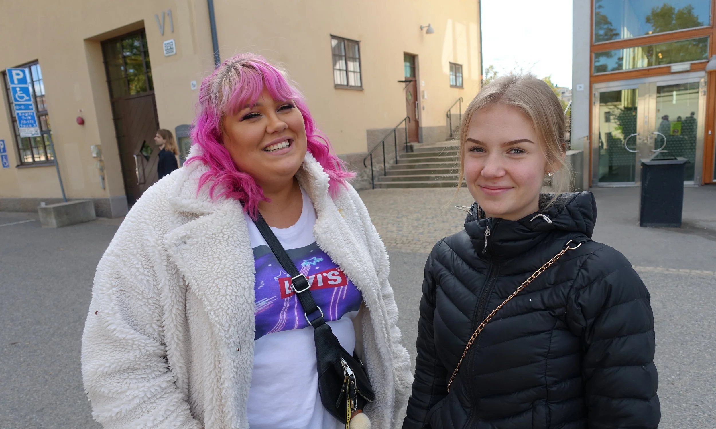 Saga från Bromma och Kajsa från Lidingö ser inga problem med uppdelningen på Kungsholmens Västra. “Själva umgås vi i en väldigt blandad grupp”
