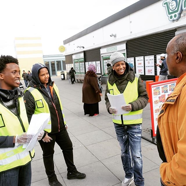 Killarna fr&aring;n Rinkeby st&auml;ller sig p&aring; torget f&ouml;r att stoppa coronan: &rdquo;K&auml;nns bra att f&aring; vara en del av samh&auml;llet&rdquo; #fryshuset #fryshusethusby #coronasverige #tillit #j&auml;rvaf&auml;ltet