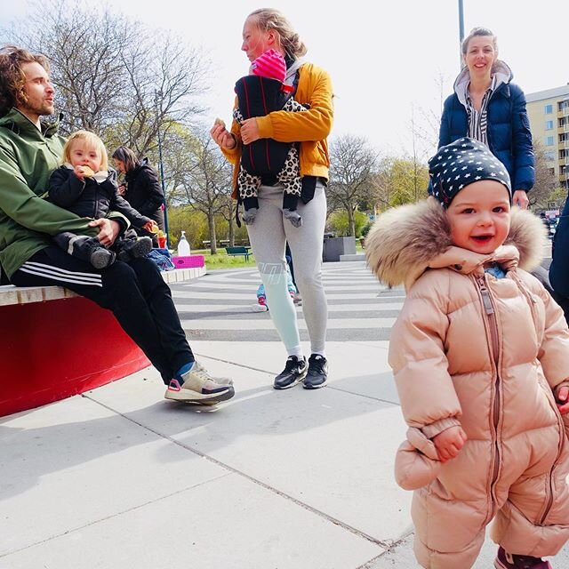 &rdquo;Ingen m&aring;r bra av att sitta hemma och bli isolerad. Att bryta segregationen &auml;r viktigt ocks&aring; i coronatider&rdquo;, s&auml;ger Nashua Mouaid fr&aring;n Svenska med baby, som f&ouml;rs&ouml;ker f&aring; fler utrikesf&ouml;dda f&o