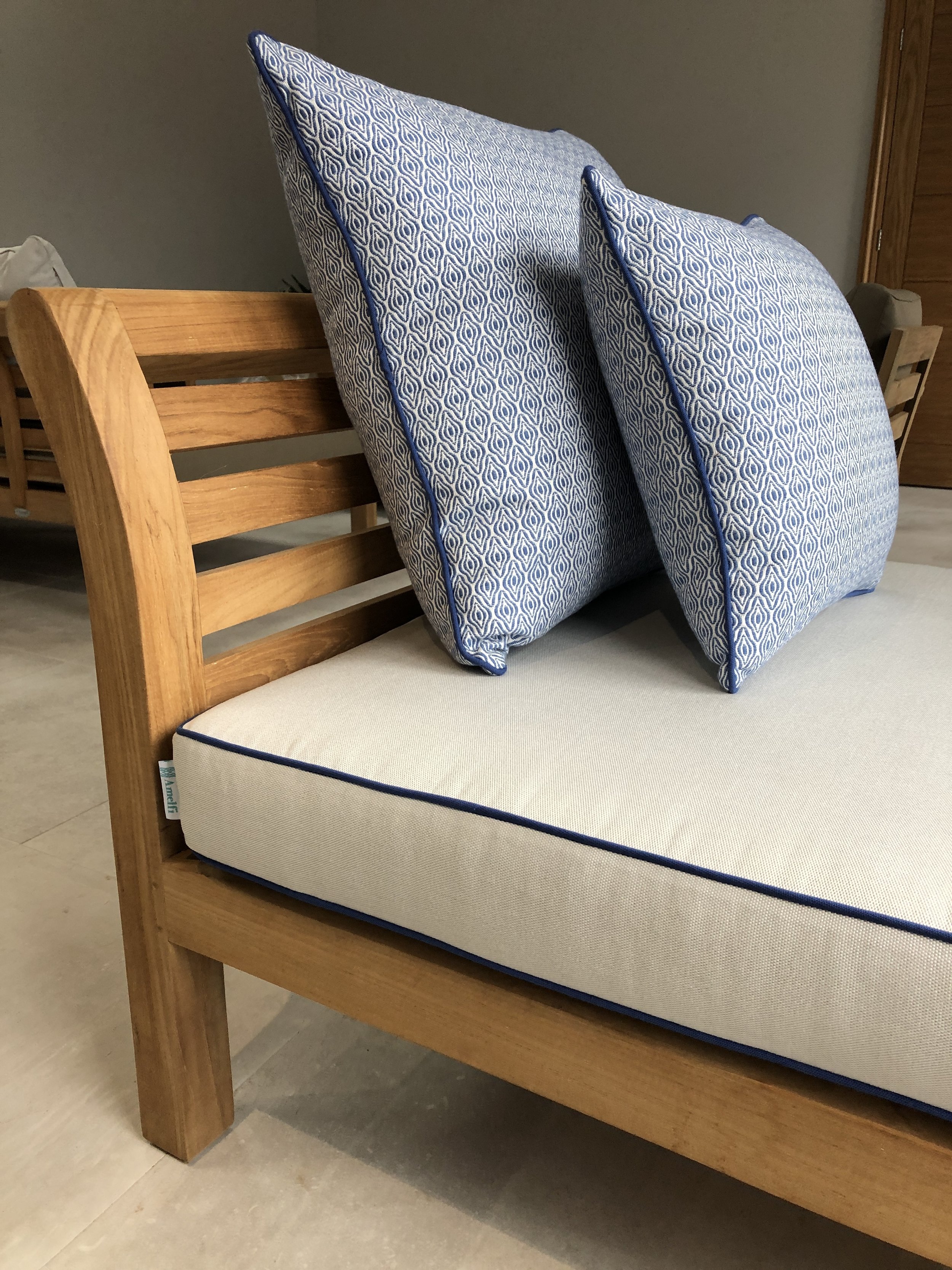 Jo Alexander bench with bench cushion and scatters