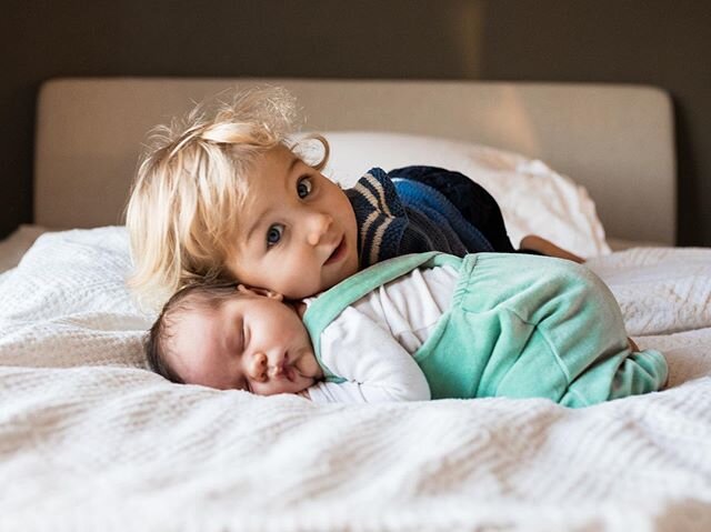 Tenk &aring; ha et slik bilde av barna dine? Vakkert, ikke sant?
✨
Her er det snakk om uker - ikke engang m&aring;neder - f&oslash;r den f&oslash;rste tiden med en bitteliten lillebror og en kjempestor storebror er forbi!
✨
Den f&oslash;rste tiden er