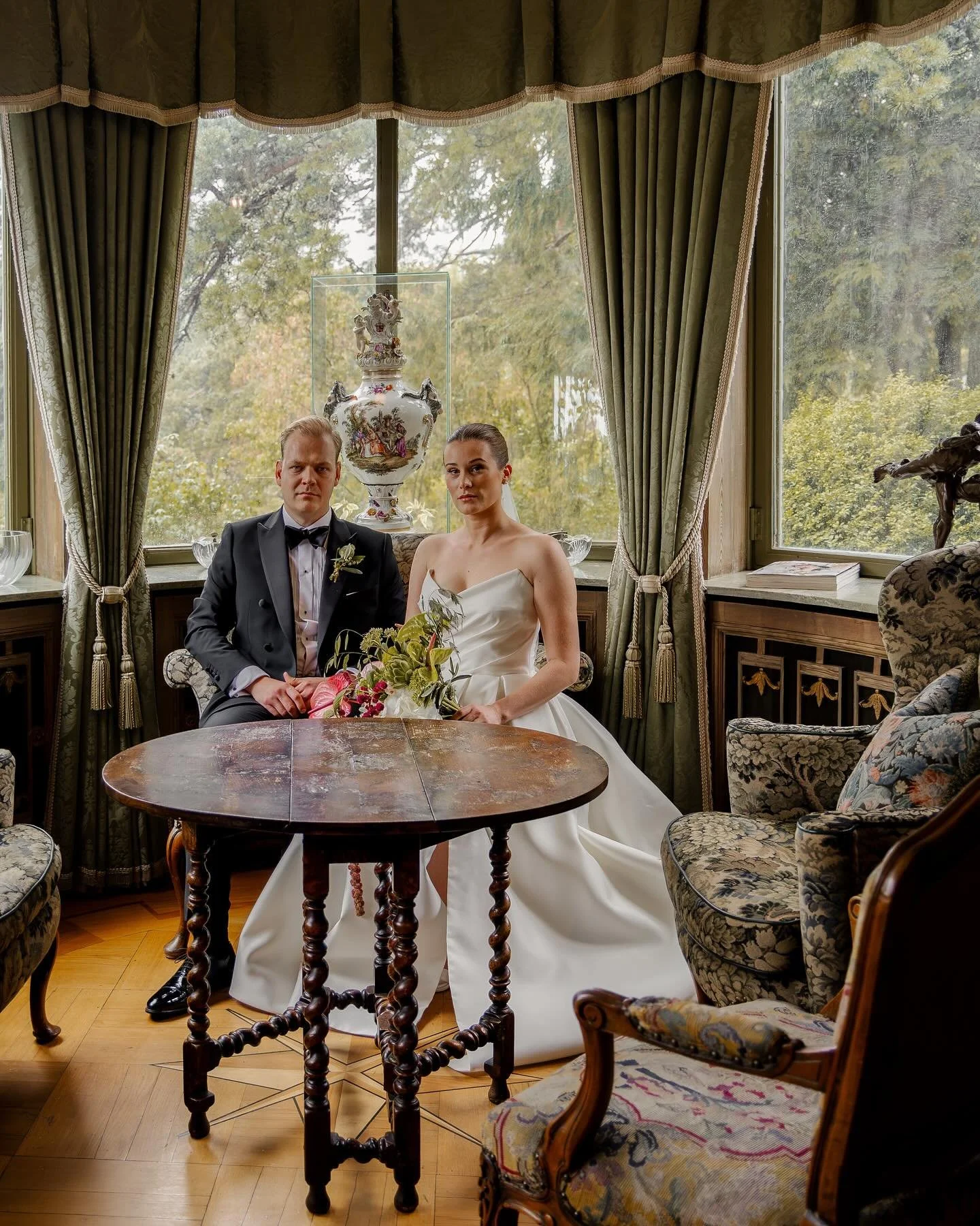 L&oslash;rdagens bryllup var som en film &ndash; fylt med glamour, tidl&oslash;s eleganse og, mest av alt, kj&aelig;rlighet 🍾✨💘

&Aring; f&aring; forevige disse &oslash;yeblikkene, fylt med glede og sm&aring; magiske detaljer, er s&aring; utrolig g