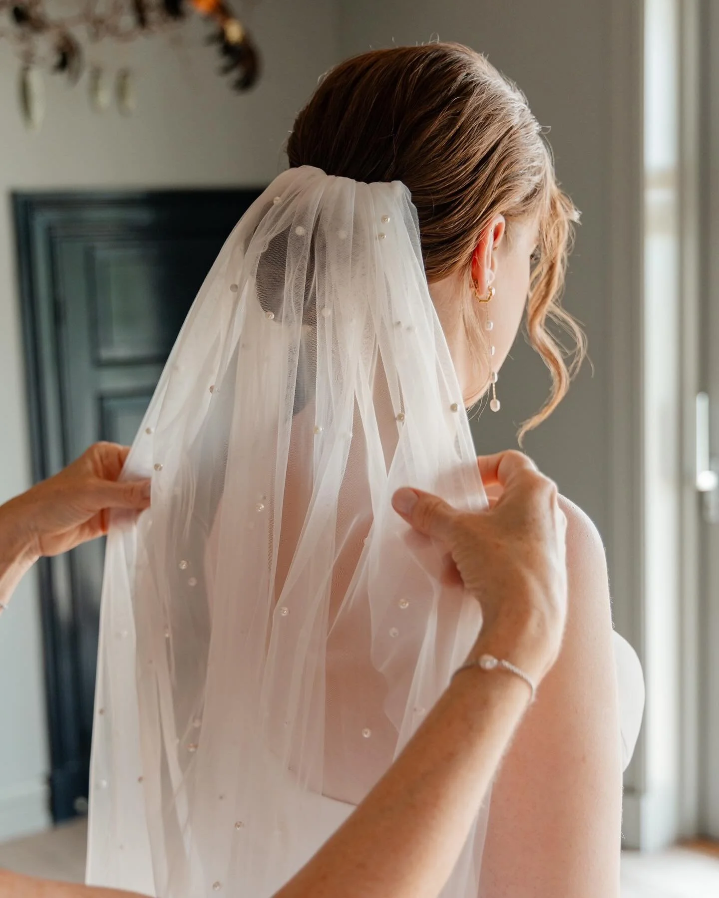Heldige meg som fikk fotografere dette bryllupet en nydelig junidag 💫 En dag fylt med vakre mennesker og &oslash;yeblikk &ndash; og jeg koste meg virkelig med kameraet. En s&aring; god f&oslash;lelse &aring; f&aring; kjenne p&aring;! S&aring; fint &