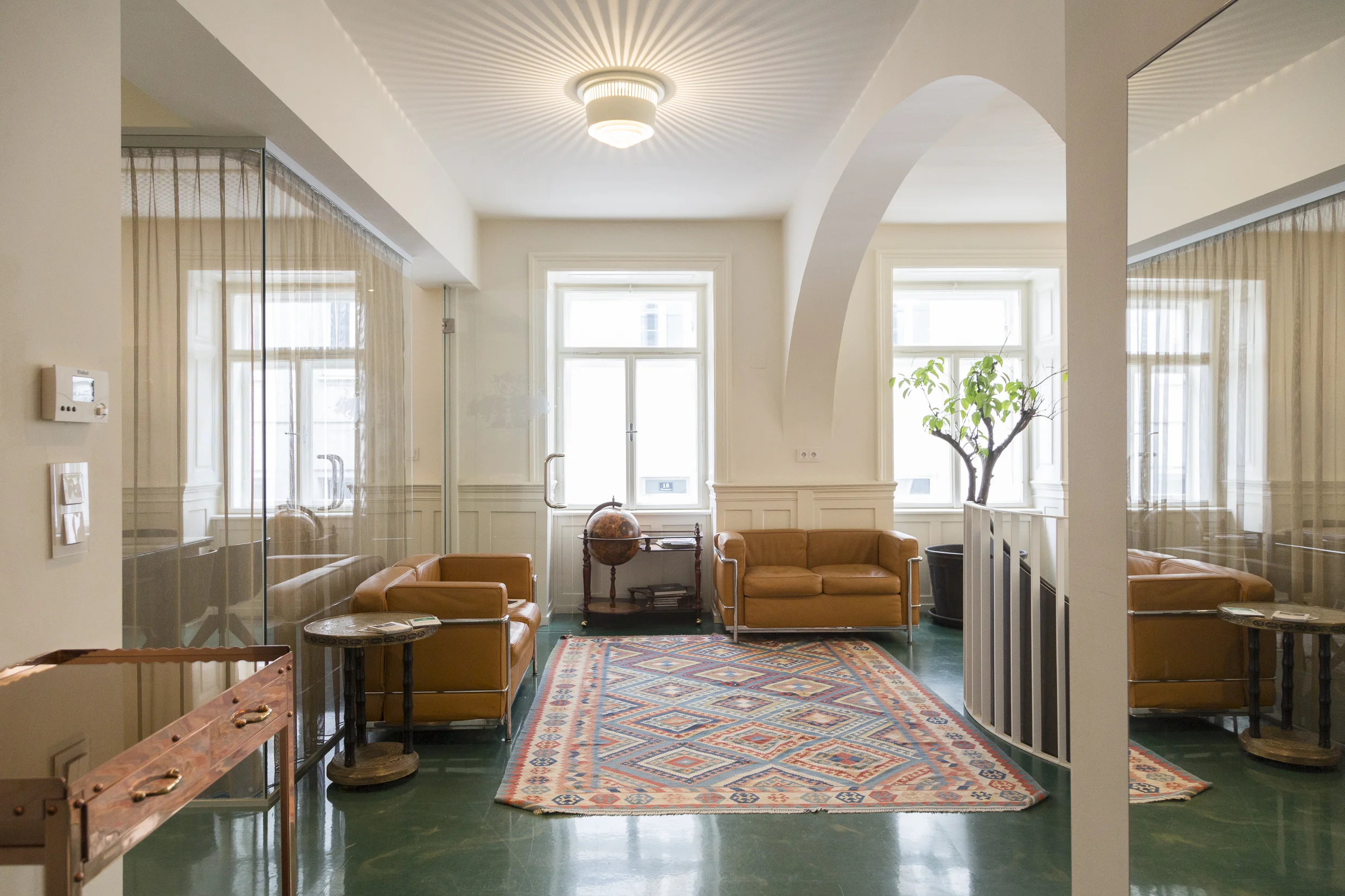 LOUNGE & WAITING AREA