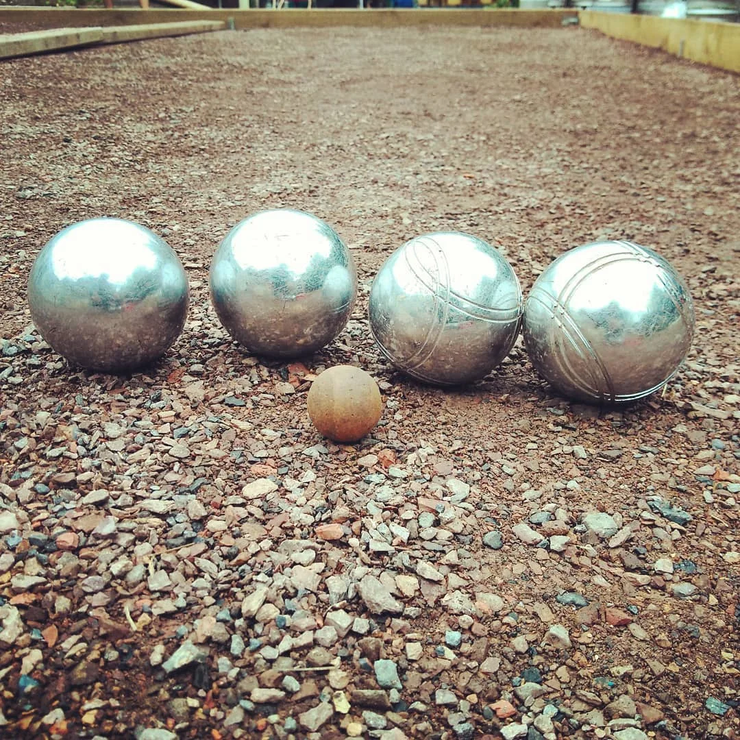 Pétanque Entre deux apéros, on aime bien taquiner le cochonnet en se faisant une partie de pétanque. Pas vous ?