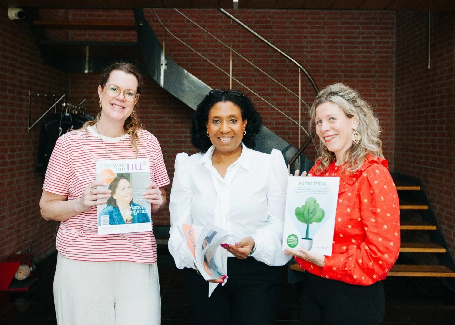  Directeur&nbsp;Erica van Engel deelde met trots de eerste exemplaren uit op de launchparty 2 mei 2024.  In samenwerking met: Fotografie door &nbsp;  @vinitasalomephotography  &nbsp; . Het landelijke redactieteam met vrouwen van nu leden en het team 
