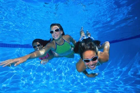 Kids-in-swimming-pool.jpg