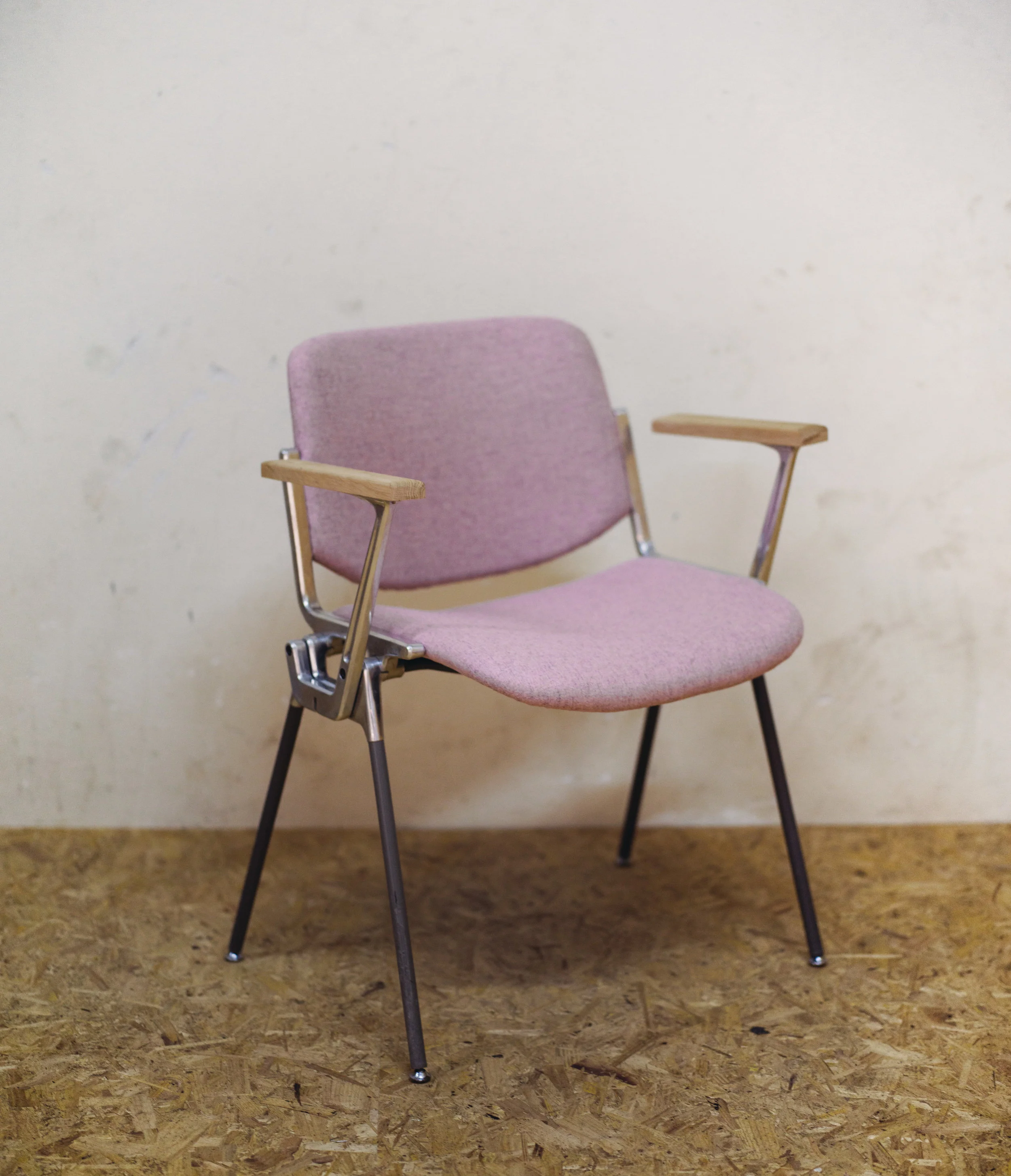 Grote aantallen afgedankte kantoormeubels staan op de wachtlijst om vernietigd te worden. Met een paar aanpassingen kunnen ze echter van de schroothoop worden gered en passen ze weer in een modern kantoorinterieur. Gestoffeerd met gerecyclede wol. Armleuningen door Studio Maximiliaan .