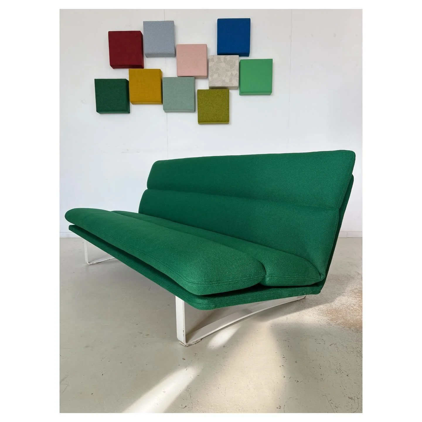 De C683 van Kho Liang Ie voor Artifort (1968). Voorzien van nieuw schuim en gestoffeerd in de Hallingdal (944) van Kvadrat. Dit is toch de bank van je dromen?! 💚💭

Met heel veel dank aan de vakvrouwen van @kleur_en_stof voor hun advies 🙏🏼💖
.
.
#