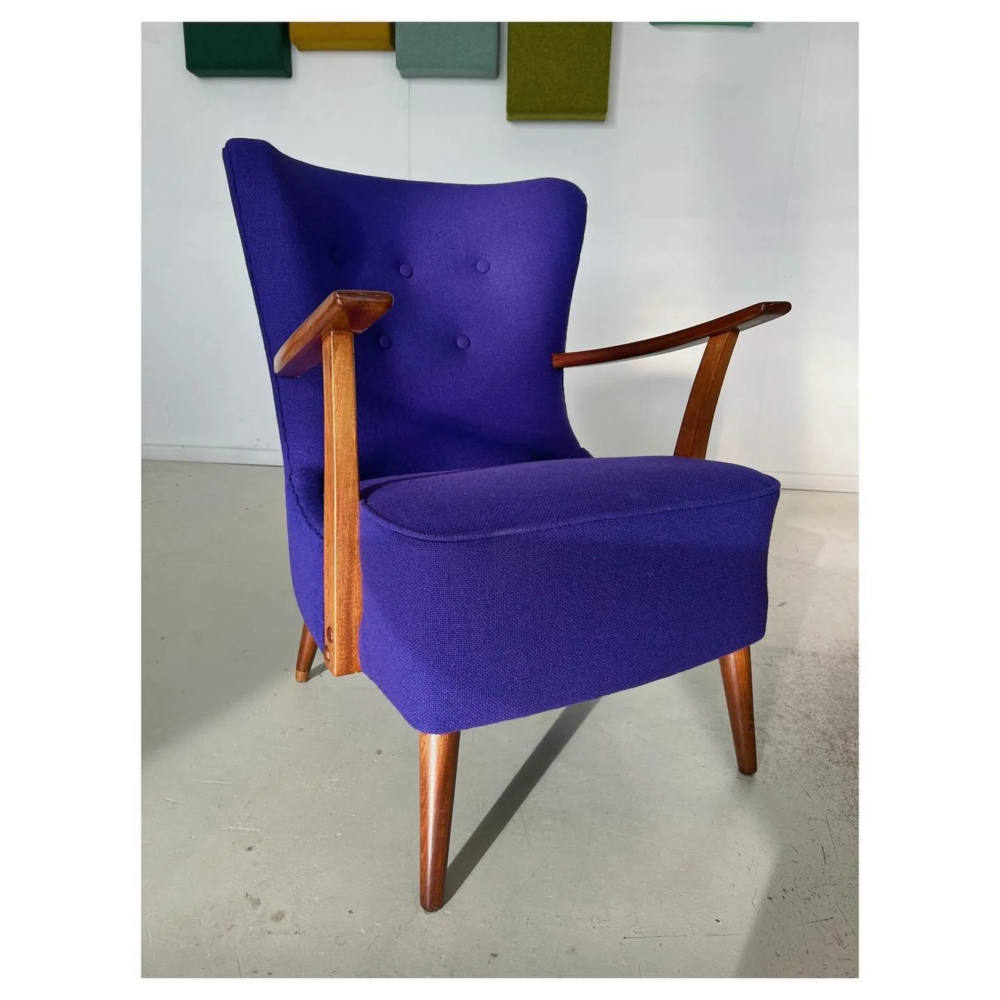 Tussen het klussen op de nieuwe locatie door, worden de laatste opdrachten op de huidige/ oude werkplaats afgerond. Zoals dit leuke, vintage cocktailstoeltje van oma, dat een kleurige make-over kreeg en zo zeker weer een generatie meekan 💜💙

➡️ swi