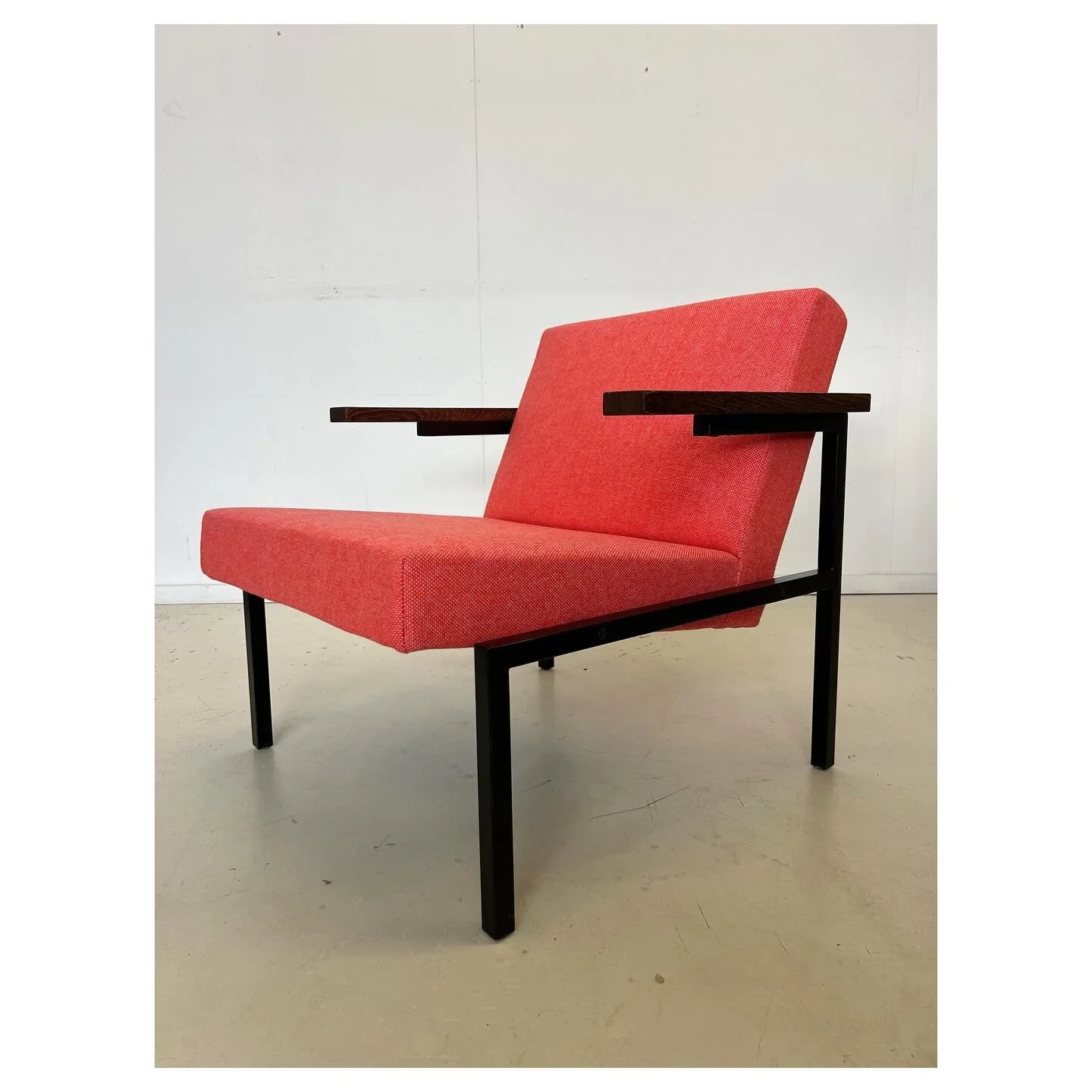 Lounge fauteuil SZ63, een ontwerp van Martin Visser voor Spectrum (60&rsquo;s). Opnieuw gestoffeerd in deze fantastische roze, oranje Tweed van @butefabrics, die in het echt nog zoveel mooier is 🩷🧡

En met deze knaller, knallen we ook de deuren bij