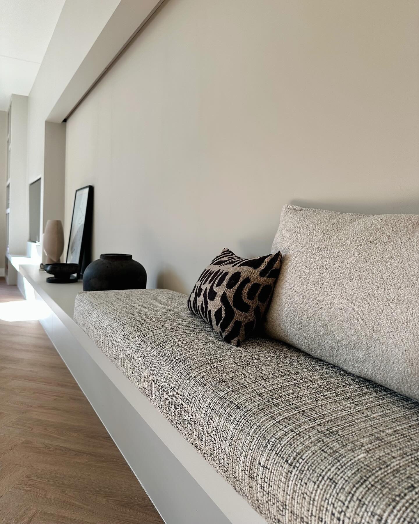 Kussen op maat in prachtige, grofgeweven stof met 62% jute van @elitisfrance 🤍
.
.
#kussenopmaat #maatwerk #matraskussen #stofferen #upholstery #meubelstofferen #meubelstoffering #meubelstoffeerderij #sustainability #sustainabletextiles #studiofijns