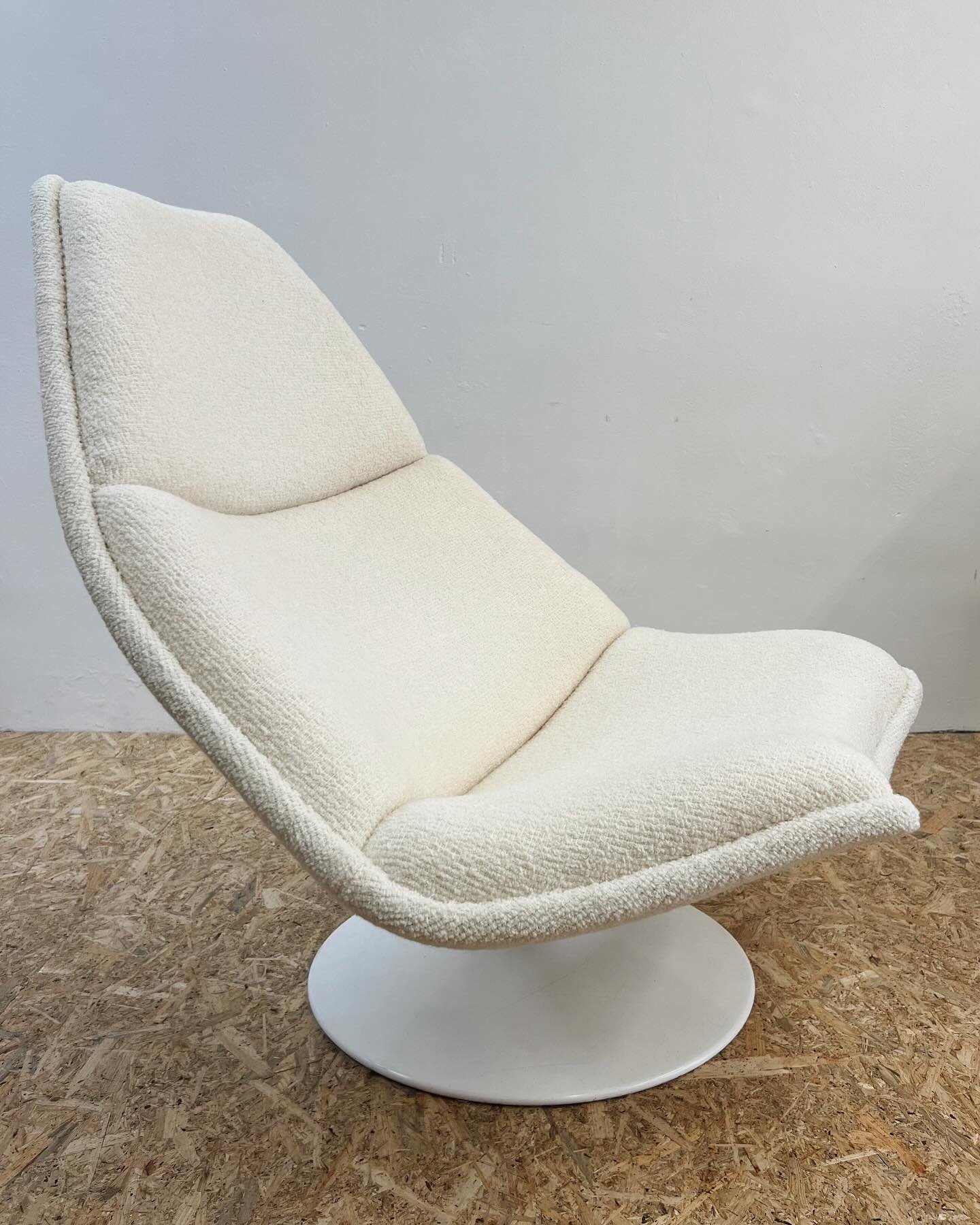 Deze F510 draaifauteuil van Artifort kreeg nieuw binnenwerk en werd gestoffeerd in de zachte Pebble Wool van @maharamstudio. Is het geen wolk van een stoel?! ☁️🤍
.
.
@artifort_furniture #artifortf510 #geoffreyharcourt #geoffreyharcourtforartifort #p