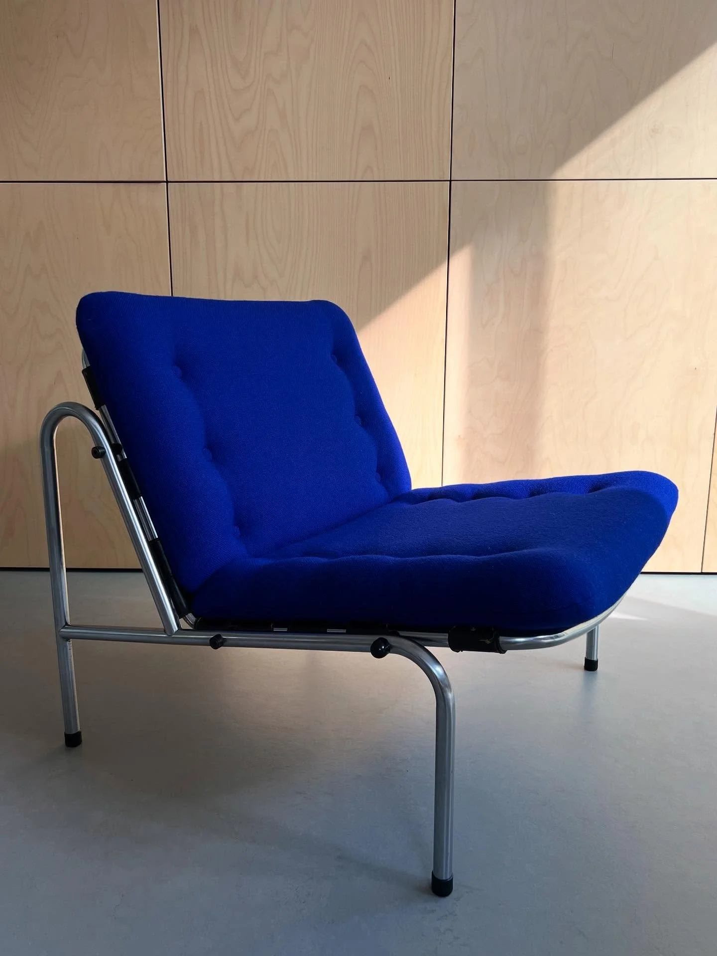 Back to business! Na een heerlijke, lange en avontuurlijke vakantie, ben ik weer terug in de werkplaats, waar weer een hoop leuke opdrachten op mij wachten 💫💪🏻

📷 De laatste klus voor de vakantie: de Osaka fauteuil SZ077 met nieuwe kussens in de 