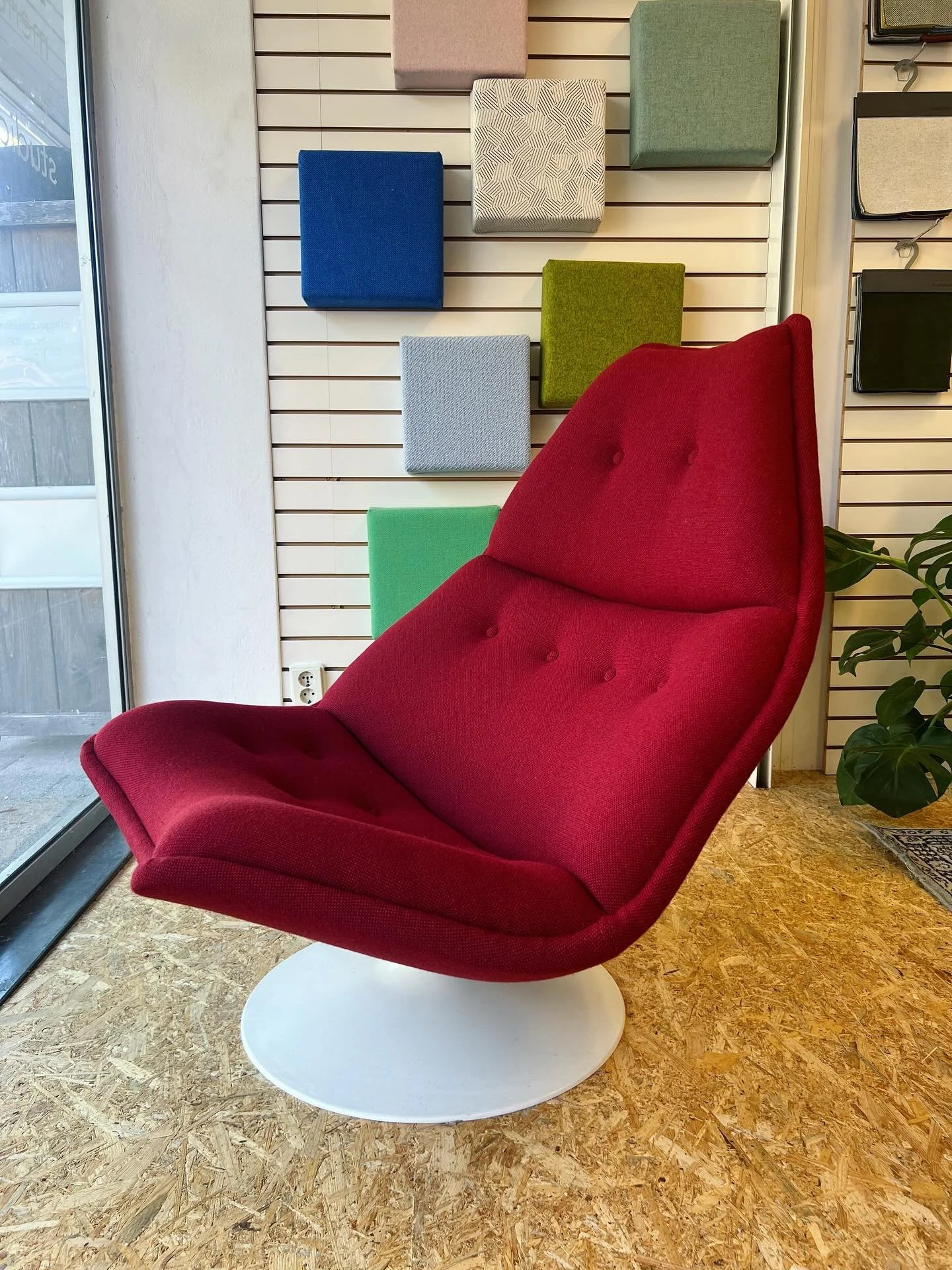 Kleurexplosie in de etalage 💥 

Het is de Artifort F590 in de Hallingdal 65 687 van @kvadrattextiles 🎈
.
.
#artifort_furniture #artifortf590 #geoffreyharcourt #geoffreyharcourtforartifort #designfurniture #moderndesignfurniture #designclassics #vin