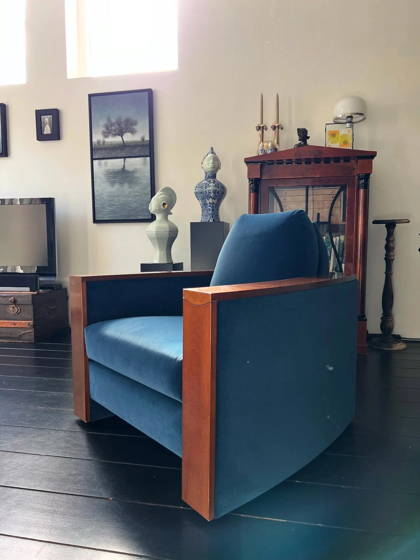 Deze twee fauteuils in Art Deco stijl werden opnieuw gestoffeerd in de Tempo, een velours van @maharamstudio. Heel iets anders dan anders. De stijl, de vorm, de stof.. niet easy peasy, maar kijk hoe mooi ze in dit huis tot hun recht komen! 💫
.
.
#fa