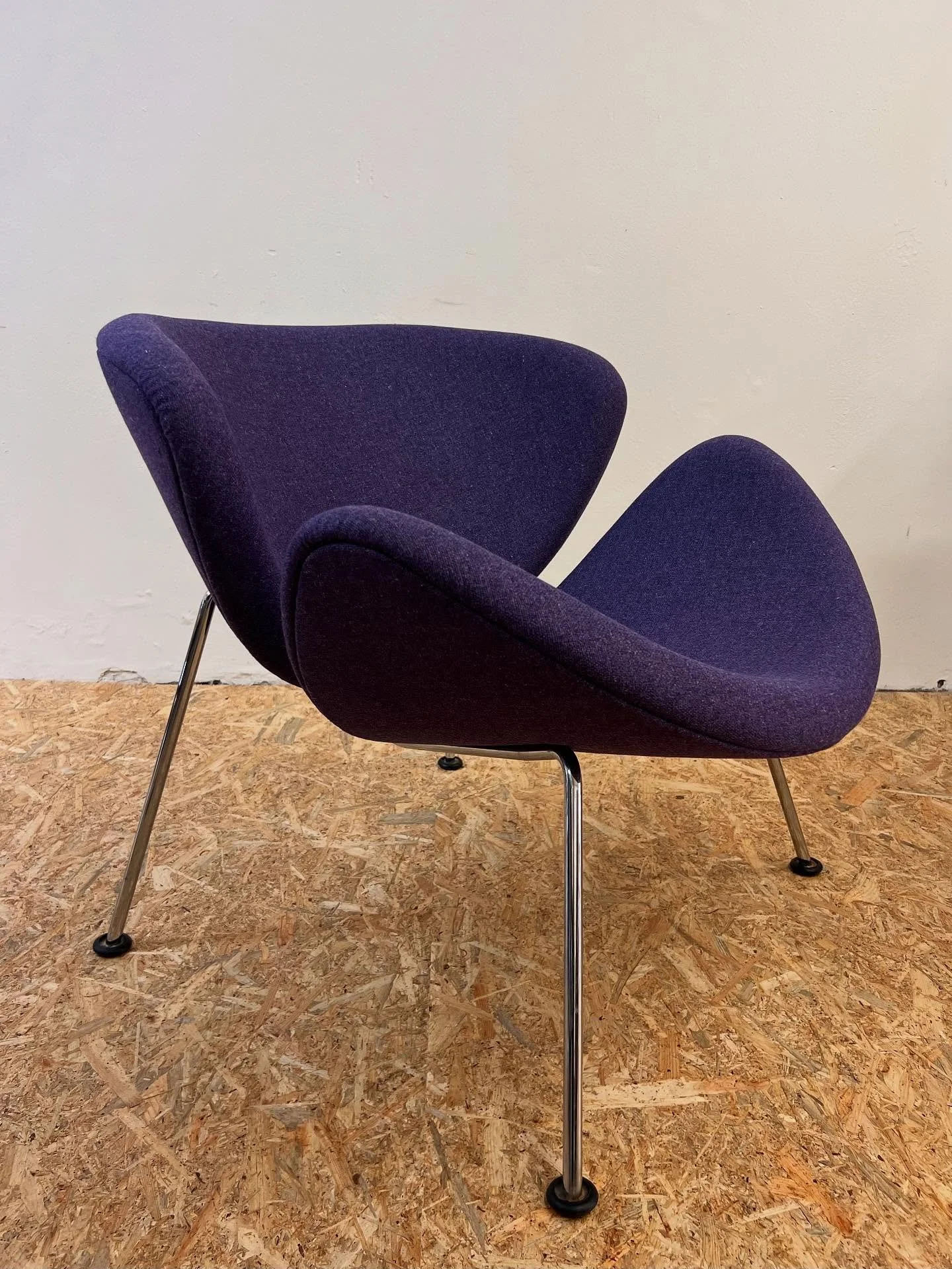 Artifort Orange Slice, voorzien van nieuw schuim en gestoffeerd in de paarse Main Line Flax van @camirafabrics, een mooie, matte stof bestaande uit wol en linnen 💜
.
.
#artifort_furniture #orangeslice #artifortorangeslice #artifortorangeslicechair #