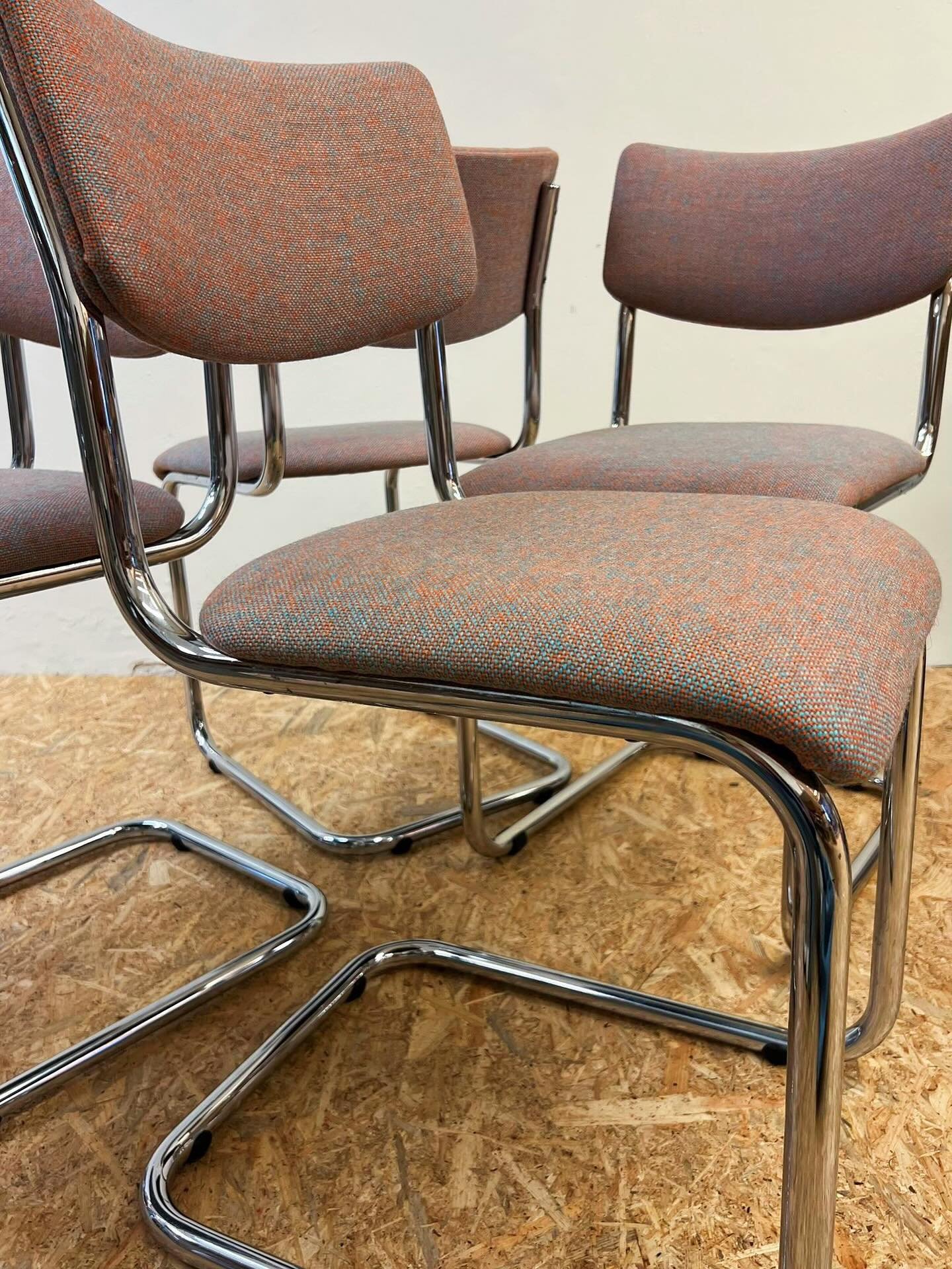 Eetkamerstoelen; ze kwamen en gingen de afgelopen weken. Met chromen frame of houten frame, met slede of poten, met schroeven of klemmen, met of zonder armleggers, compleet vergaan of nog best ok, opnieuw gestoffeerd in zwart, grijs of, zoals deze, i