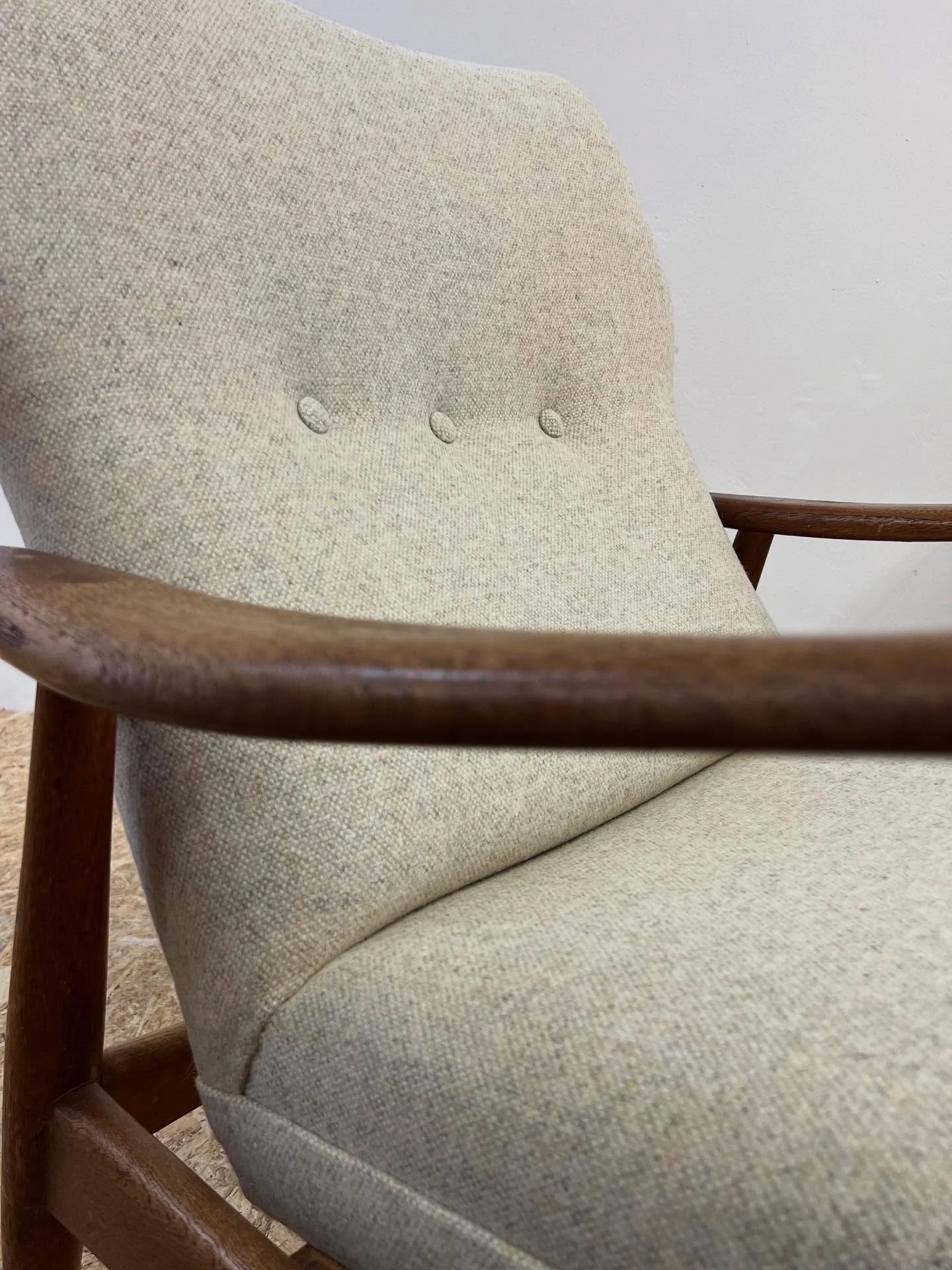 Bovenkamp fauteuil (1950s), een ontwerp van Madsen en Schubell. Voorzien van nieuw binnenwerk en gestoffeerd in de prachtige Tweed van @danishartweaving 🤍
.
.
#bovenkampfurniture #madsenandschubell #vintagefurniture #vintagedesign #danishdesign #win