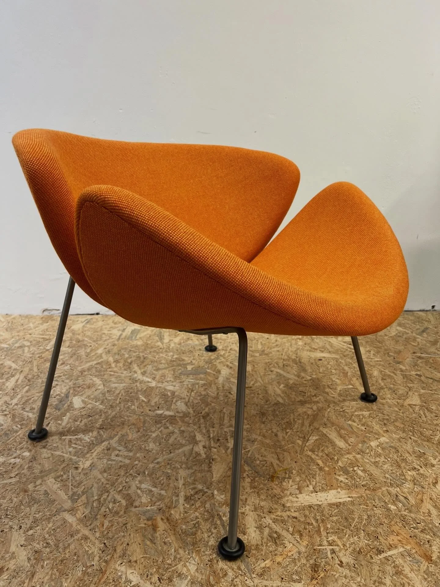 Hij blijft leuk, de Orange Slice van Artifort 🍊Dit oude besje was wel toe aan een nieuw schilletje. In de Firma van @maharamstudio kan hij weer jaren mee!
.
.
#artifort_furniture #orangeslice #artifortorangeslice #artifortorangeslicechair #pierrepau