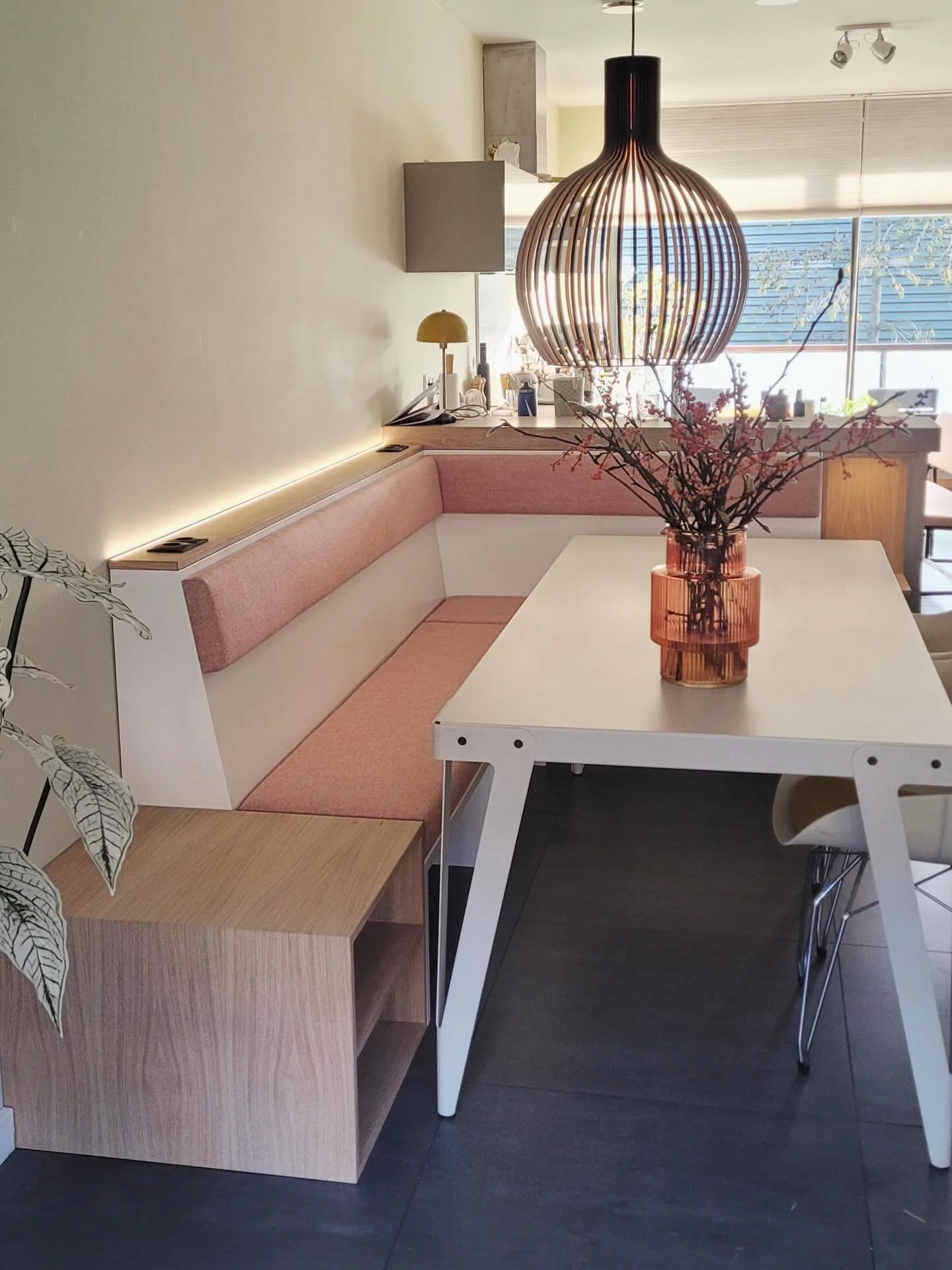 Weer zo&rsquo;n fijne samenwerking met een andere maker! Martijn van @castropmaatwerk ontwierp en bouwde deze eetkamerbank, die ik vervolgens stoffeerde in de fristoze Synergy van @camirafabrics 🎀
.
.
#meubelopmaat #maatwerkmeubels #maatwerkkussens 