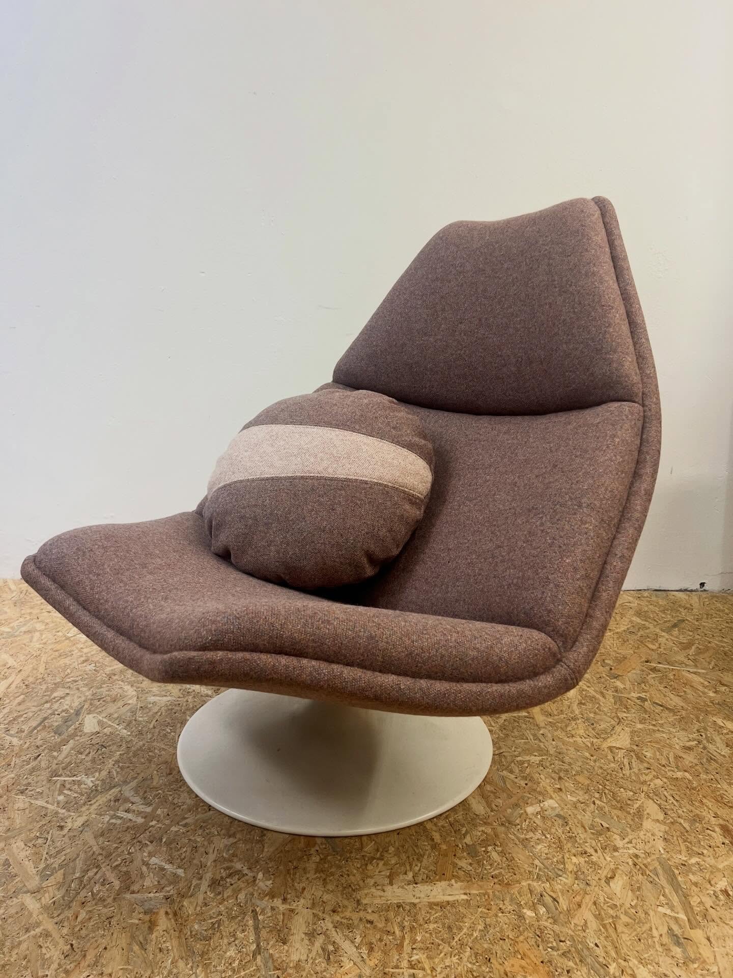 Deze F510 fauteuil van @artifort_furniture is precies op tijd klaar om lekker in weg te kruipen naast de kerstboom 🎄 Er kwamen dit jaar de nodige broertjes en zusjes van deze fauteuil voorbij, maar deze - in de prachtige Tweed van @danishartweaving 