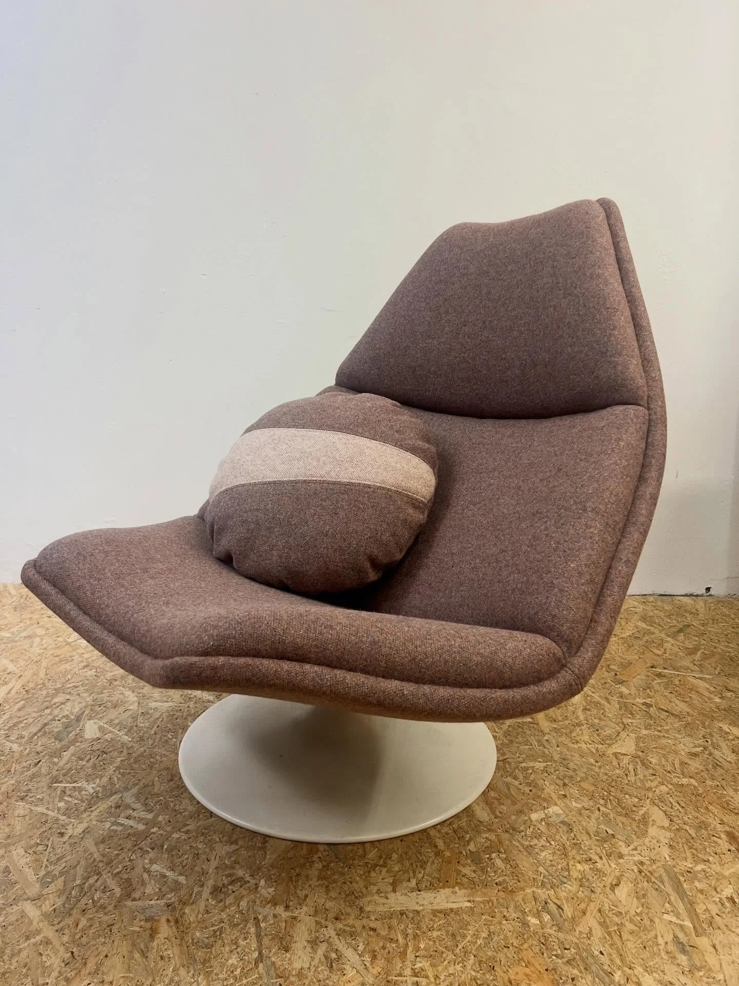 Deze F510 fauteuil van @artifort_furniture is precies op tijd klaar om lekker in weg te kruipen naast de kerstboom 🎄 Er kwamen dit jaar de nodige broertjes en zusjes van deze fauteuil voorbij, maar deze - in de prachtige Tweed van @danishartweaving 