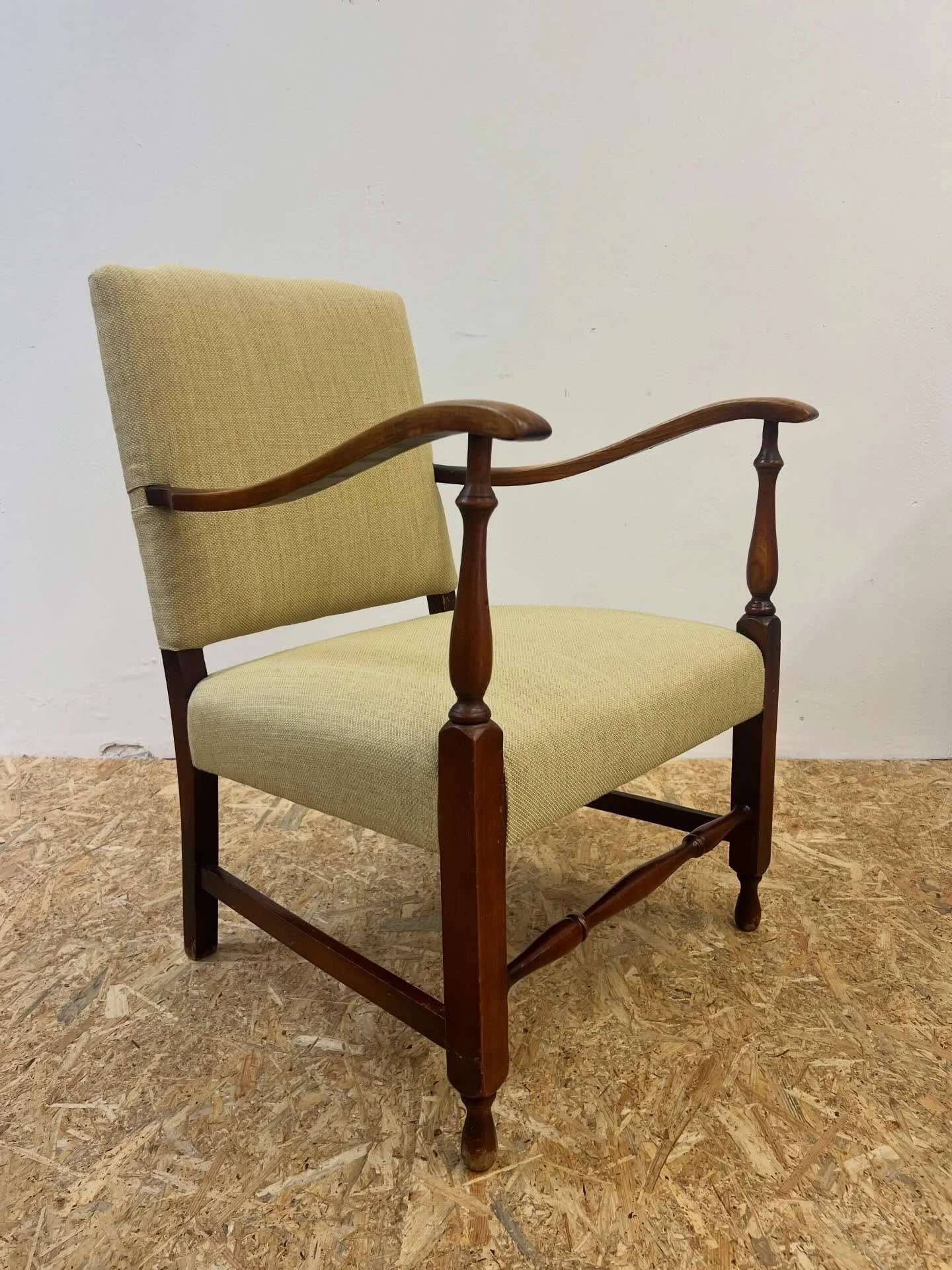 Dit stoeltje werd opnieuw gestoffeerd in de Fiord van @kvadrattextiles. Is het geen snoepje? 🍬
.
.
#stofferen #upholstery #meubelstofferen #meubelstoffering #meubelstoffeerderij