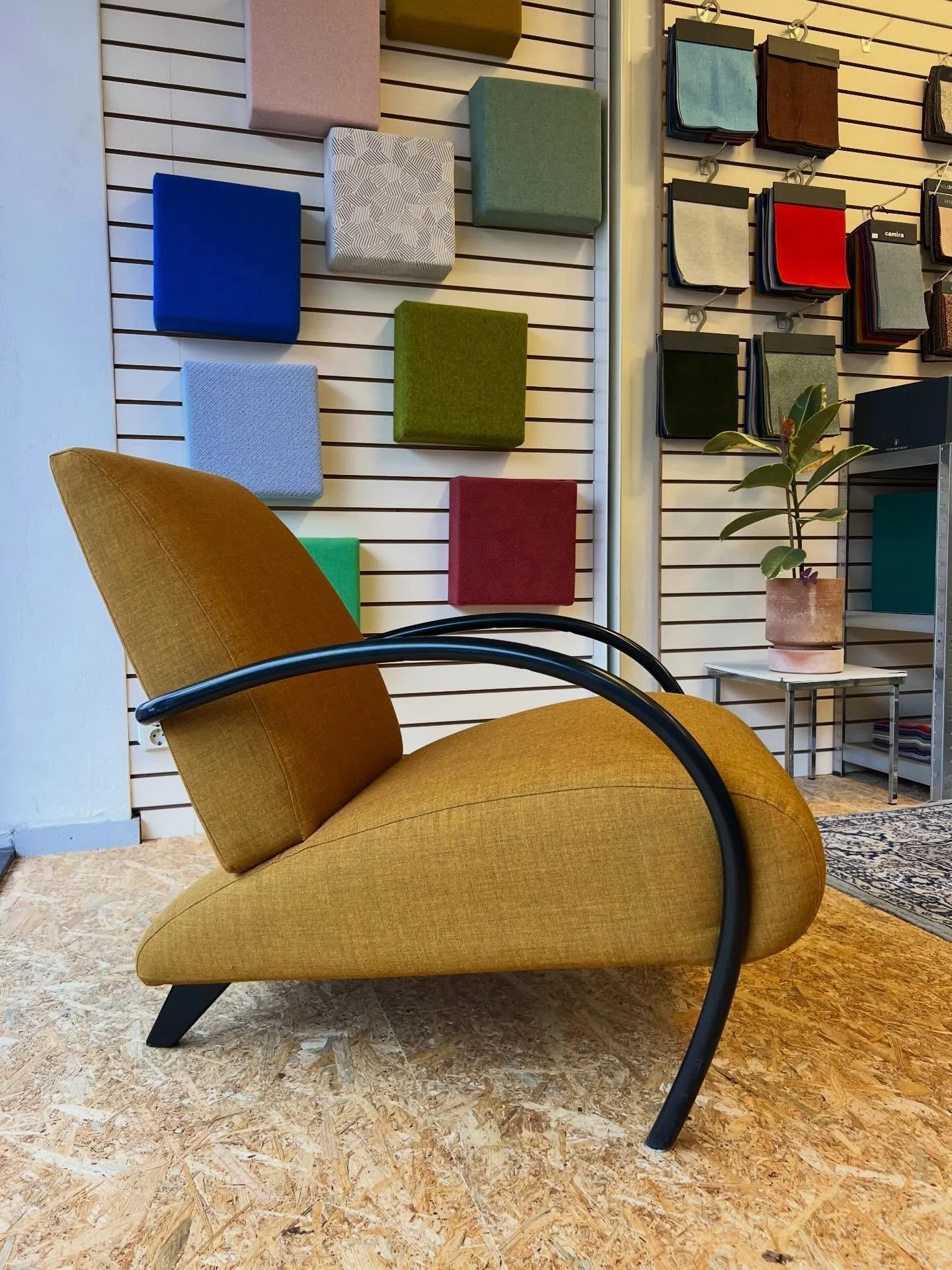Fauteuil 5470 van @gelderlanddesign, opnieuw gestoffeerd in de Canvas van @kvadrattextiles. 

Ondanks dat hij zo mooi staat te pronken in de etalage, mag hij weer lekker naar huis (waar de armleggers nog in de verf staan..) ✨
.
.
#gelderland5470 #dut