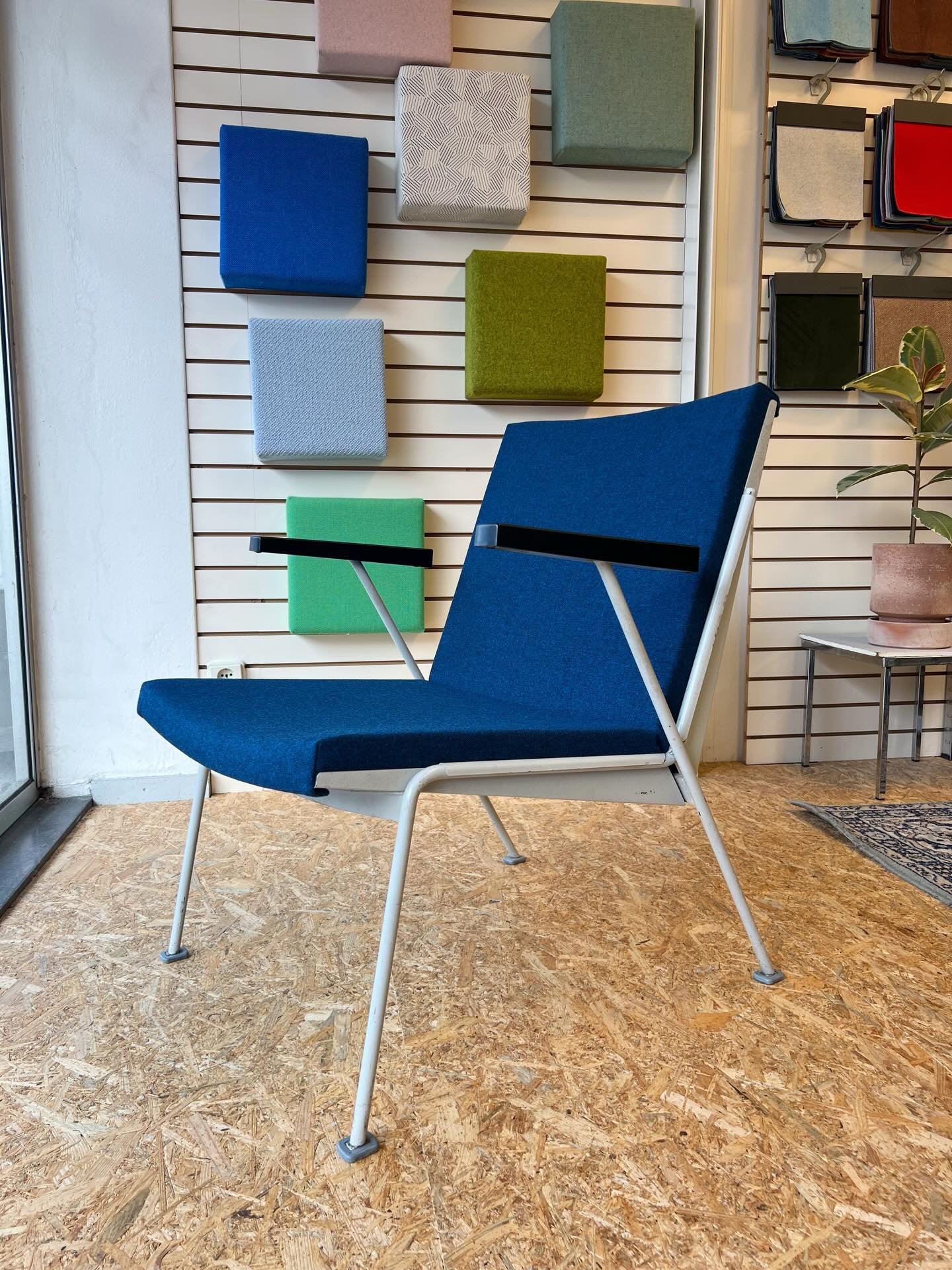 Oase chair, een ontwerp van Wim Rietveld voor Ahrend de Cirkel (1958). Dit knappe stoeltje kreeg nieuw schuim en werd gestoffeerd in de Tonica van @kvadrattextiles 💙
.
.
#rietveldoase #ahrenddecirkel #stofferen #meubelstofferen #studiofijnstof
