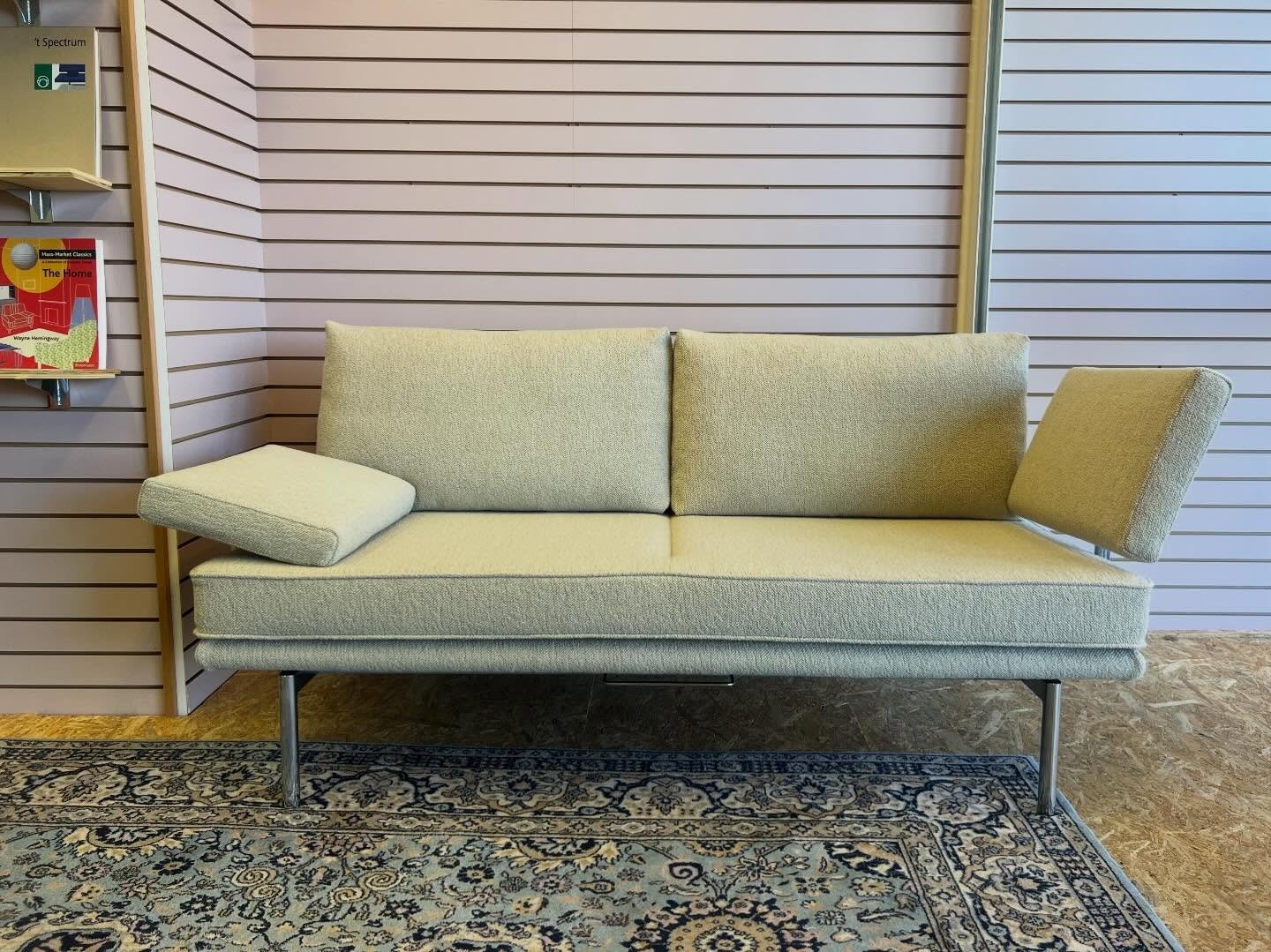 Meer dan 40 stofdelen, m&eacute;ters garen, de nodige spoeltjes en een portie geduld en deze Living Platform Sofa van @walterknoll_official is weer als nieuw! Voorzien van nieuw binnenwerk en gestoffeerd in een s&uacute;perzachte, wollen boucl&eacute