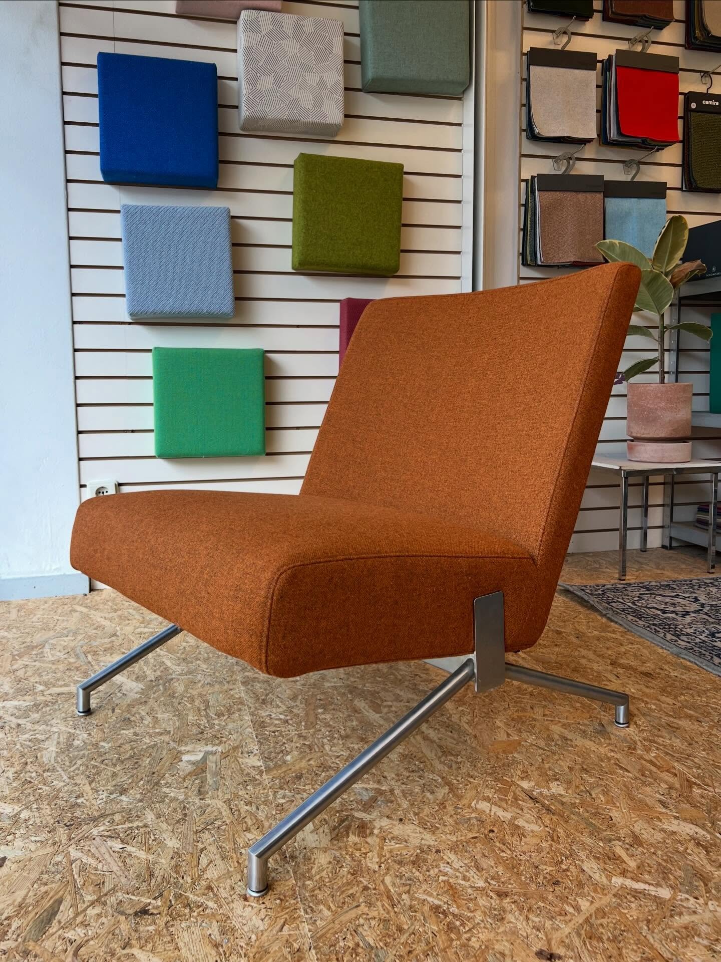 De Twister van @harvinknldesign, opnieuw gestoffeerd in de Tonica 2 van @kvadrattextiles. Nog even zonnen in de etalage en dan mag hij weer lekker naar huis 👋🏻🧡
.
.
#stofferen #upholstery #dutchdesign #harvinktwister #meubelstofferen