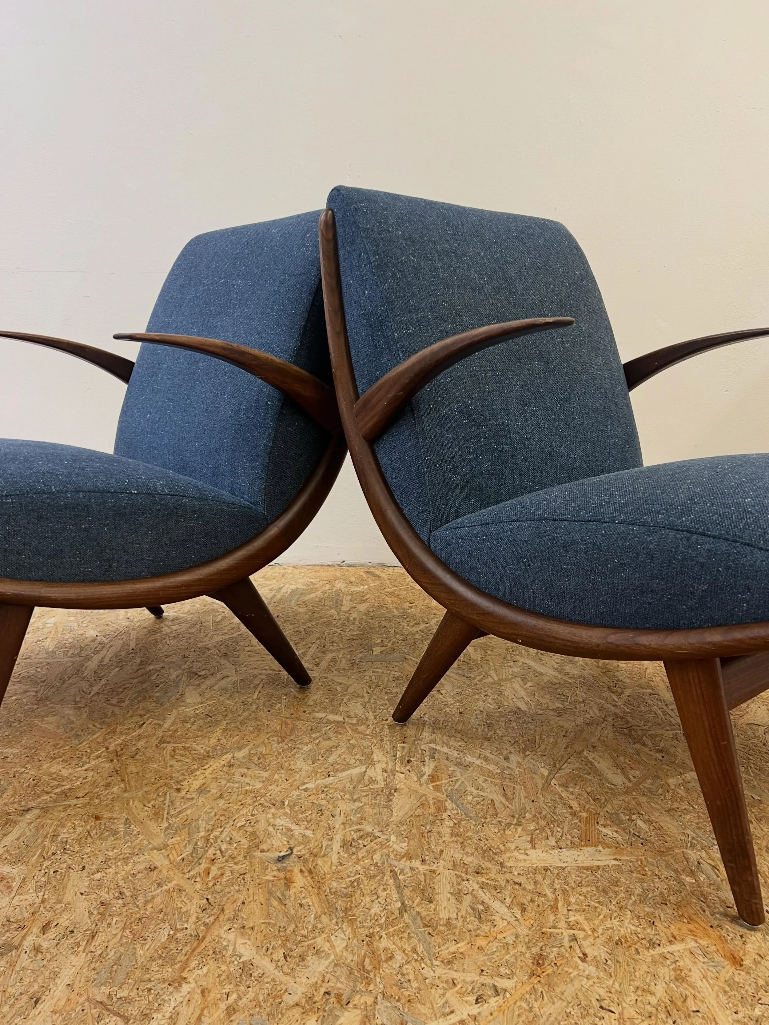Deze set (Itali&euml;, 1960) is weer als nieuw! Voorzien van nieuw binnenwerk en gestoffeerd in de Fleck Eco van @kirkbydesign 🧵
.
.
#midcenturyfurniture #vintagefurniture #upholstery #stofferen #meubelstoffering