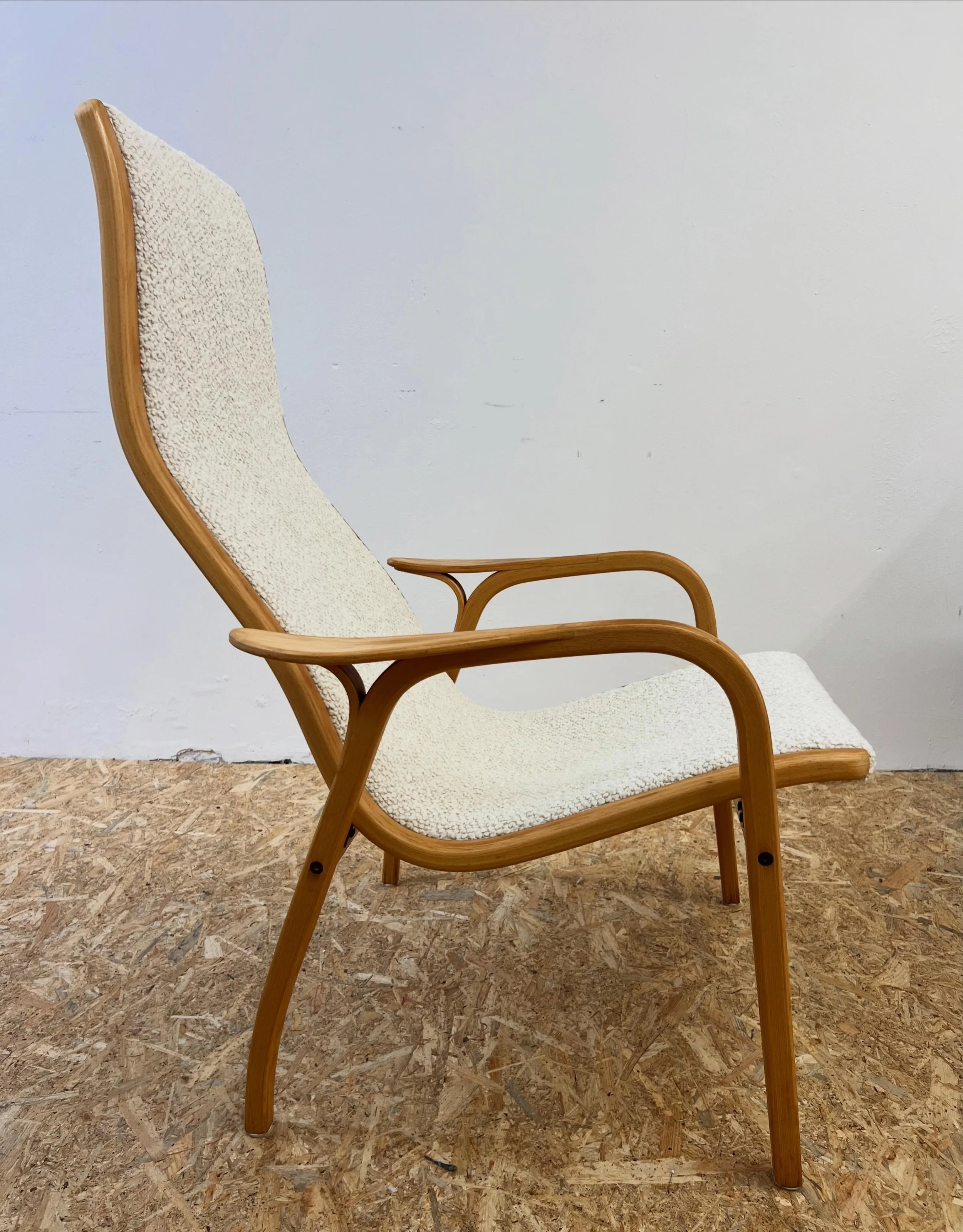 Swedese Lamino fauteuil (Yngve Ekstr&ouml;m, 1956). Opnieuw gestoffeerd in de Storr van @butefabrics, een prachtige, dikke wollen boucl&eacute; 🐑 🤍
.
.
#swedeselamino #yngveekstr&ouml;m #stofferen #upholstery #scandinaviandesign